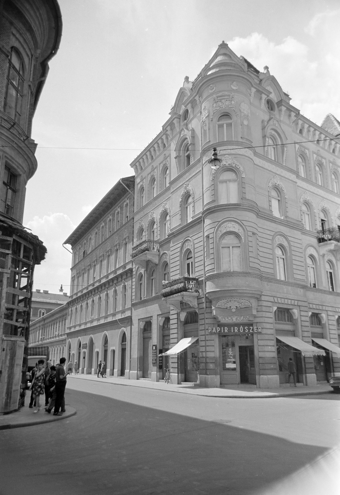 Magyarország, Budapest VII., Dob utca - Kertész utca kereszteződése. Bal szélen a felállványozott Fészek Klub látható., 1968, Artfókusz, Fábián József, Budapest, Fortepan #279822