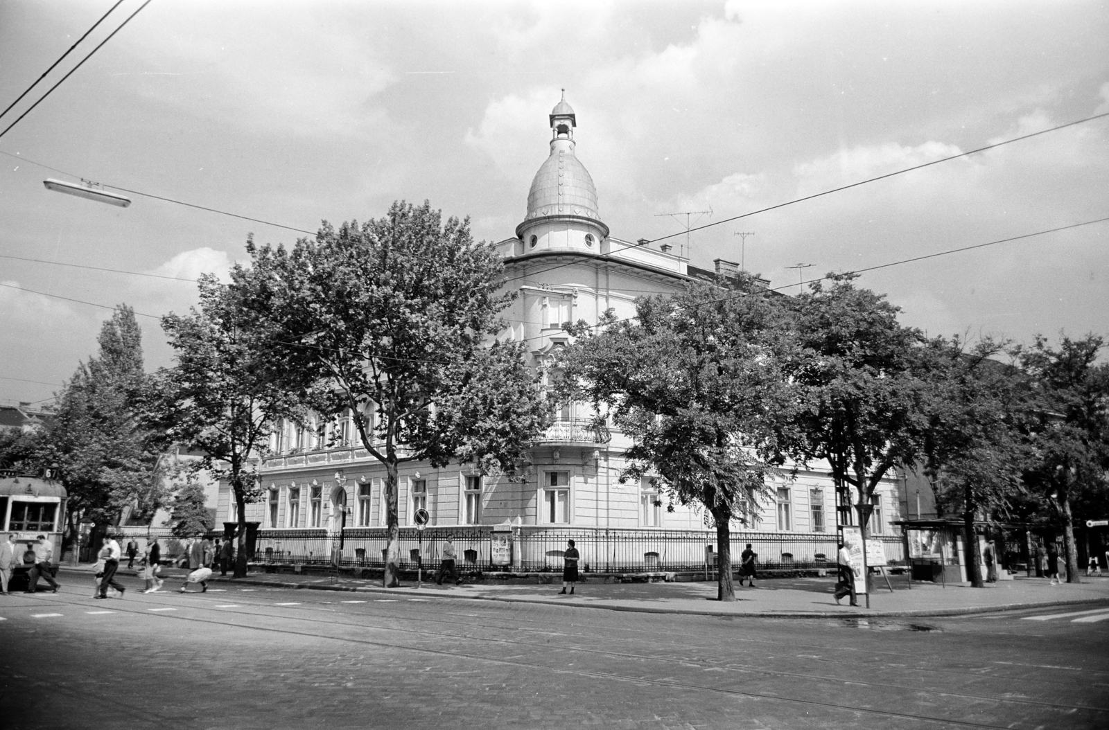 Hungary, Budapest XIV., Thököly út, szemben a felújított ház a Stefánia (Népstadion) út sarkán áll., 1968, Artfókusz, crosswalk, Budapest, Fortepan #279828