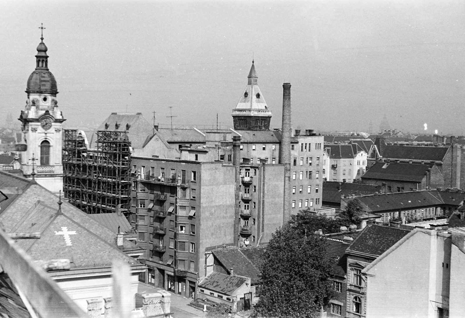 Hungary, Budapest VIII., kilátás a Baross utca 74-es számú házról a Horváth Mihály téri Szent József-templom, valamint a jobbra látható József Telefonközpont épülete és tornya felé., 1968, Artfókusz, Budapest, Fortepan #279840