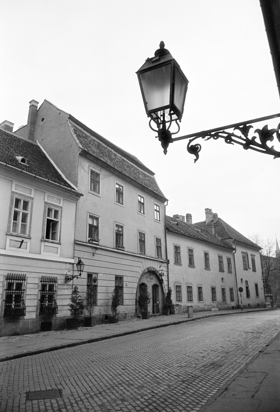 Hungary, Budapest I., Fortuna utca, szemben a 3-as számú házban a Pest-Buda vendéglő., 1963, Artfókusz, Budapest, Fortepan #279849