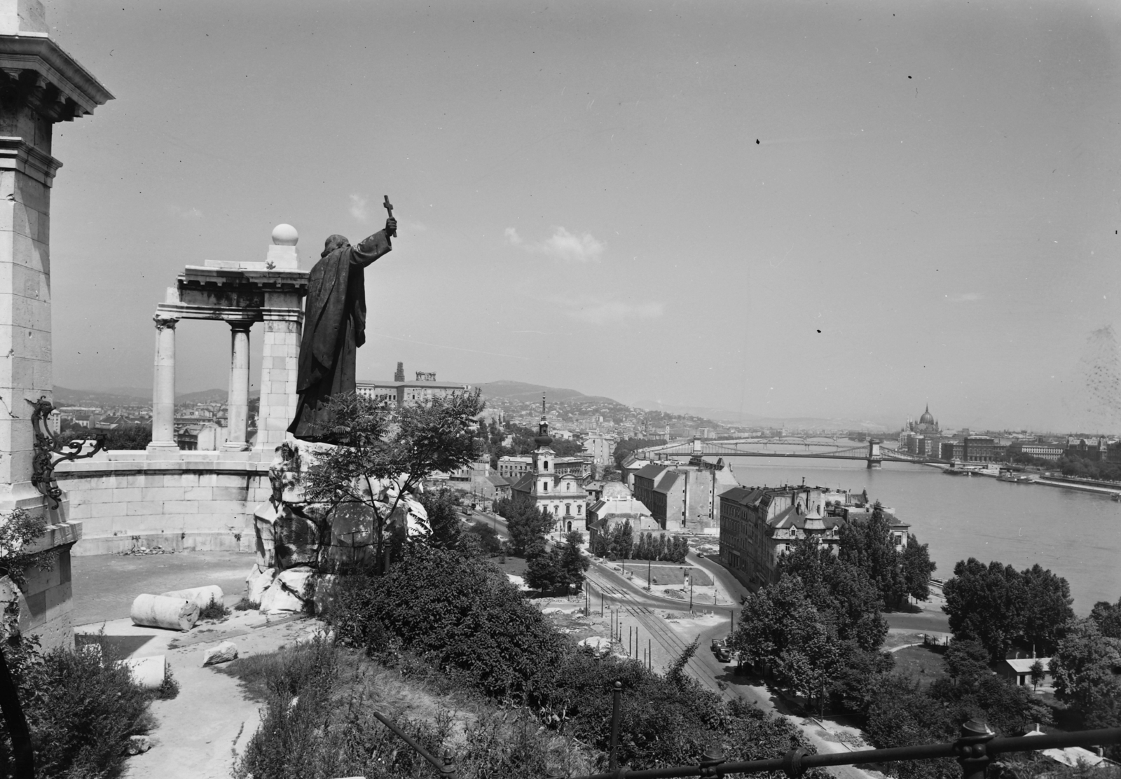 Magyarország, Gellérthegy, Budapest I., kilátás a Szent Gellért emlékműtől a Döbrentei tér és a Széchenyi Lánchíd felé., 1955, UVATERV, Duna, Budapest, függőhíd, Szent Gellért-ábrázolás, William Tierney Clark-terv, Fortepan #27985