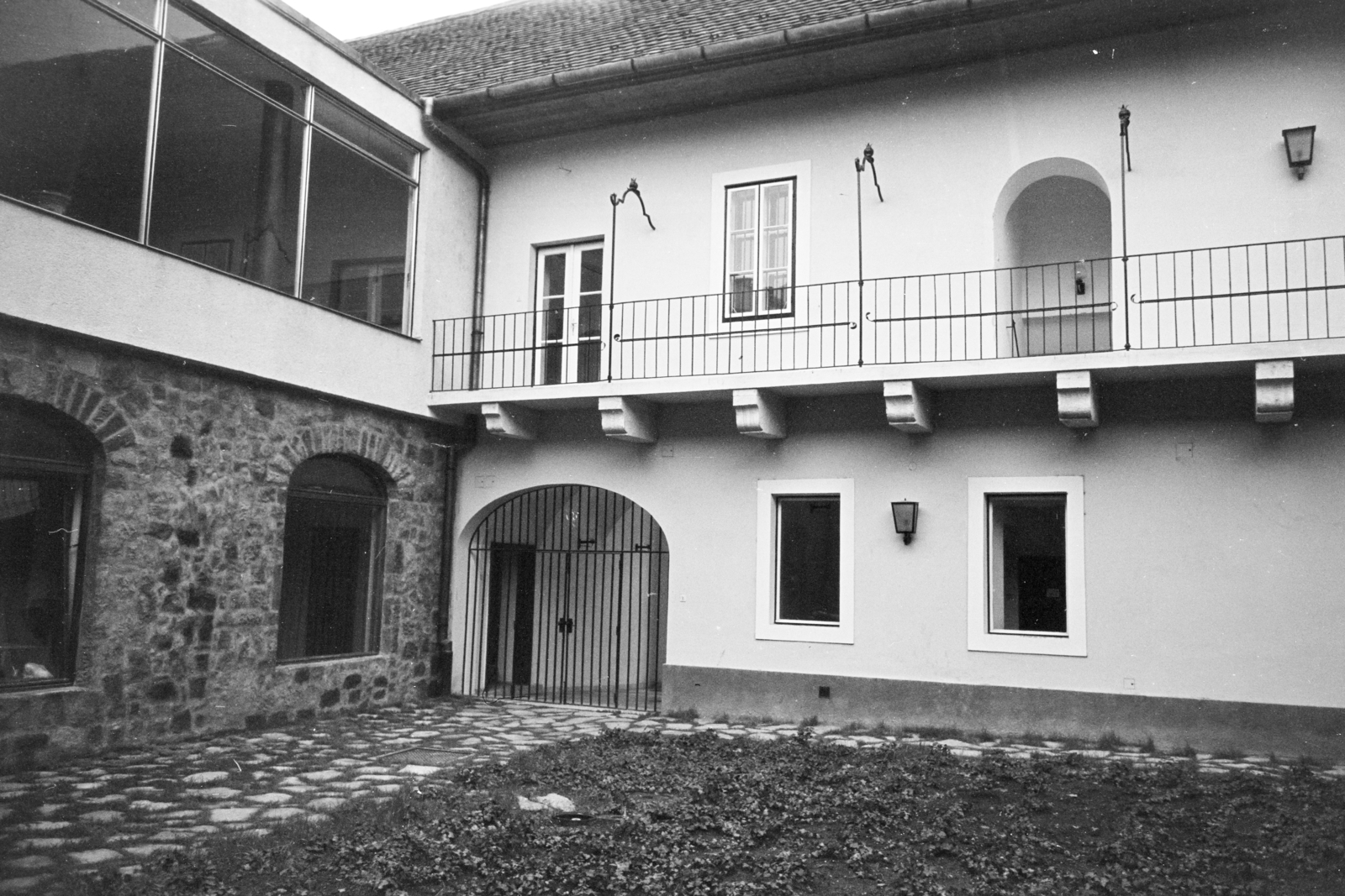 Hungary, Tabán, Budapest I., Apród utca 1-3., a Semmelweis Orvostörténeti Múzeum udvara., 1968, Artfókusz, Budapest, arch, yard, garden, window, inner courtyard, grille, museum, exhibition, light, Egon Pfannl-design, outside balcony, door grille, braid, door, Fortepan #279852
