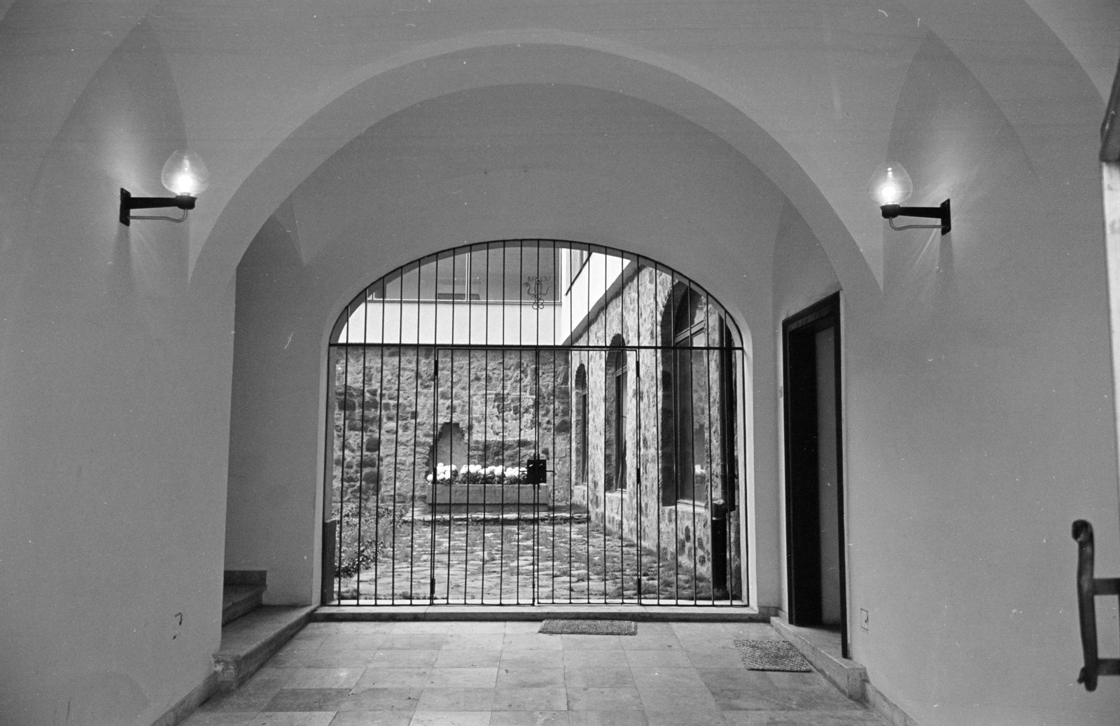 Magyarország, Tabán, Budapest I., Apród utca 1-3., a Semmelweis Orvostörténeti Múzeum kapualja és udvara., 1968, Artfókusz, Fábián József, Budapest, lépcső, boltív, virágágyás, belső udvar, múzeum, lámpa, Pfannl Egon-terv, előtér, ajtórács, kilincs, kígyó, márvány, lábtörlő, falikar, virág, Fortepan #279853