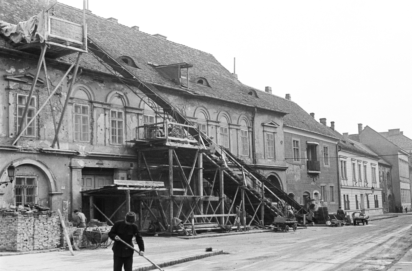Hungary, Budapest I., a felvétel az Úri utca 19-es számú ház felújításakor készült., 1961, Artfókusz, Budapest, conveyor belt, construction, scaffolding, Fortepan #279861