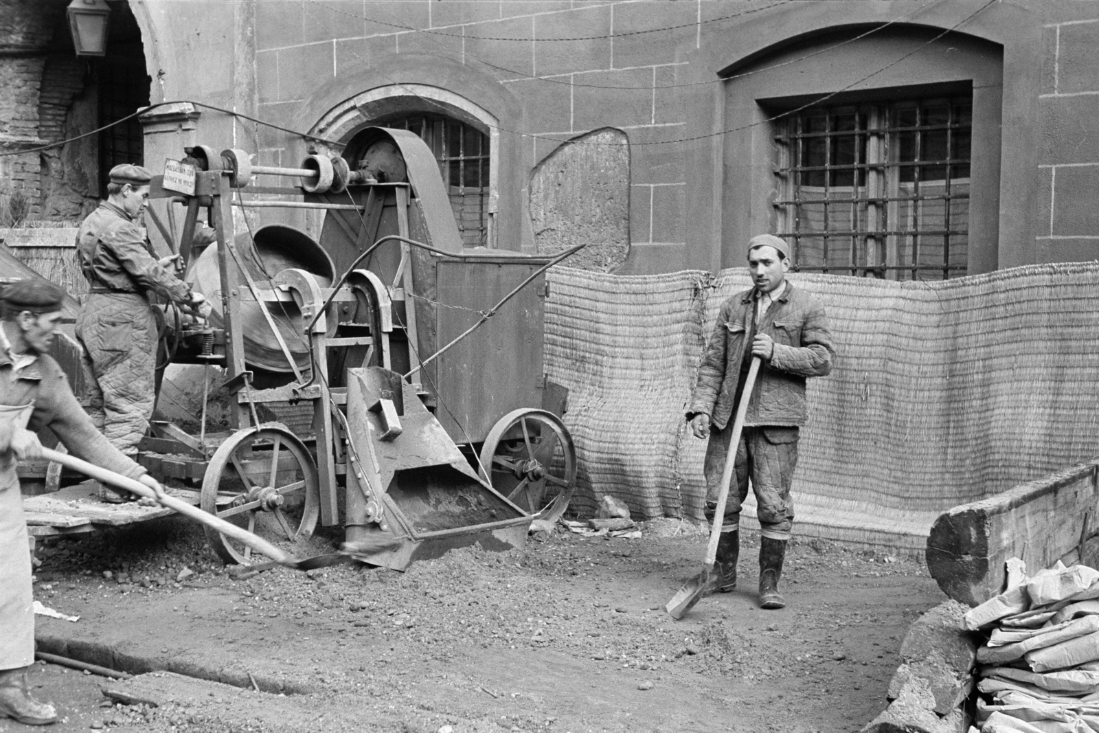 Magyarország, budai Vár, Budapest I., a felvétel az Úri utca 19-es számú ház felújításakor készült., 1961, Artfókusz, Fábián József, Budapest, betonkeverő, építkezés, Fortepan #279862