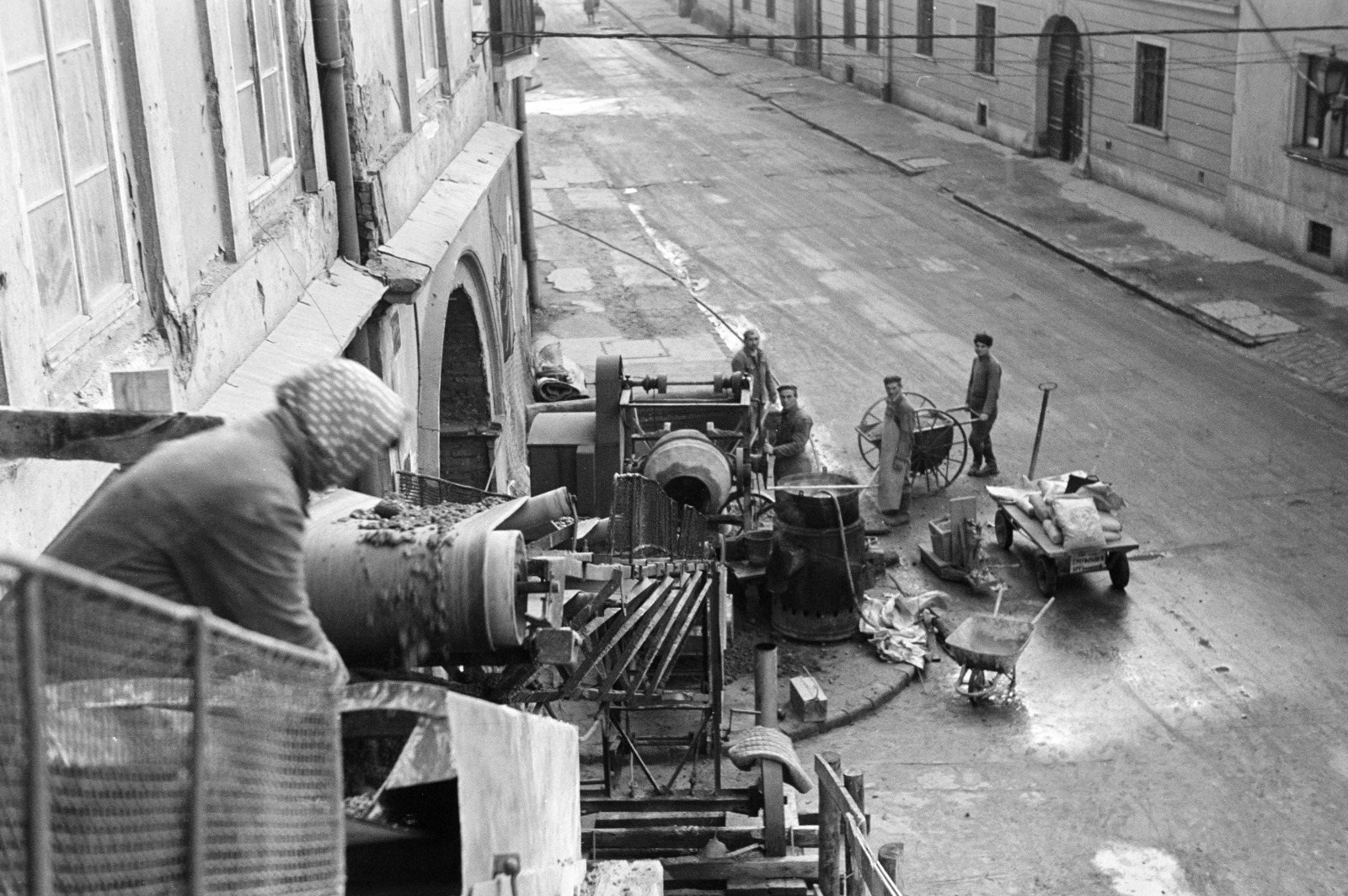 Hungary, Budapest I., a felvétel az Úri utca 19-es számú ház felújításakor készült., 1961, Artfókusz, Best of, Budapest, bandana, concrete-mixer, conveyor belt, wheelbarrow, construction, Fortepan #279864