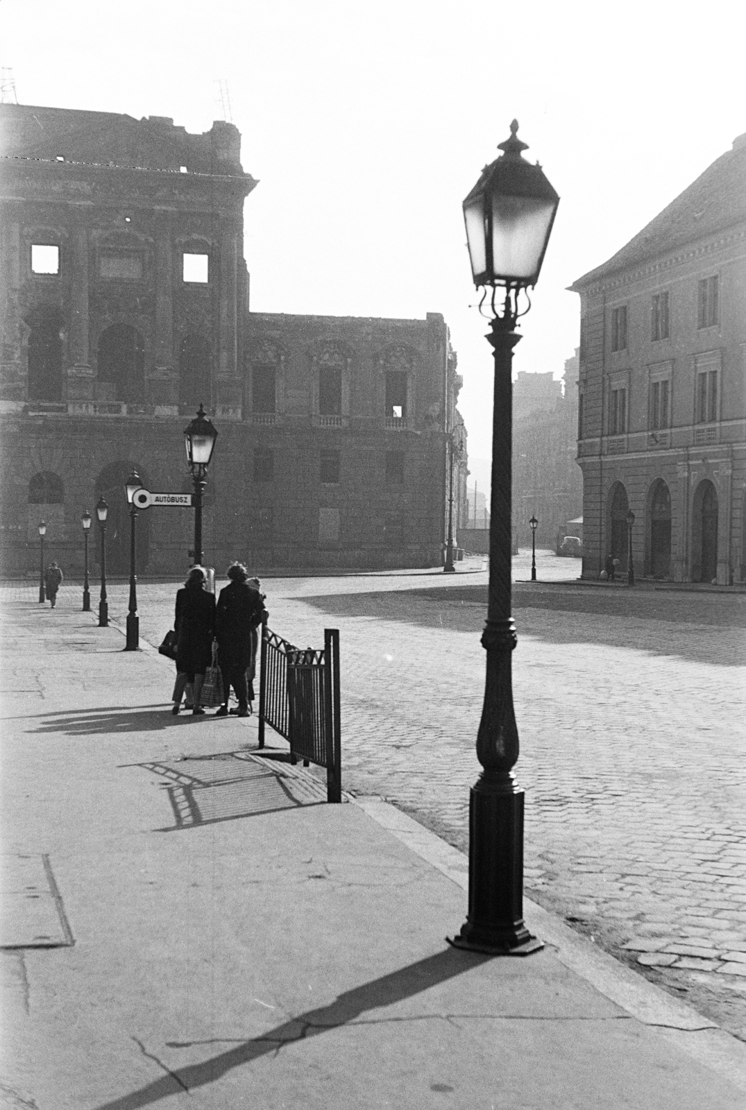 Hungary, Budapest I., Dísz tér, háttérben a Honvéd Főparancsnokság romos épülete., 1963, Artfókusz, bus stop, lamp post, Budapest, Fortepan #279866