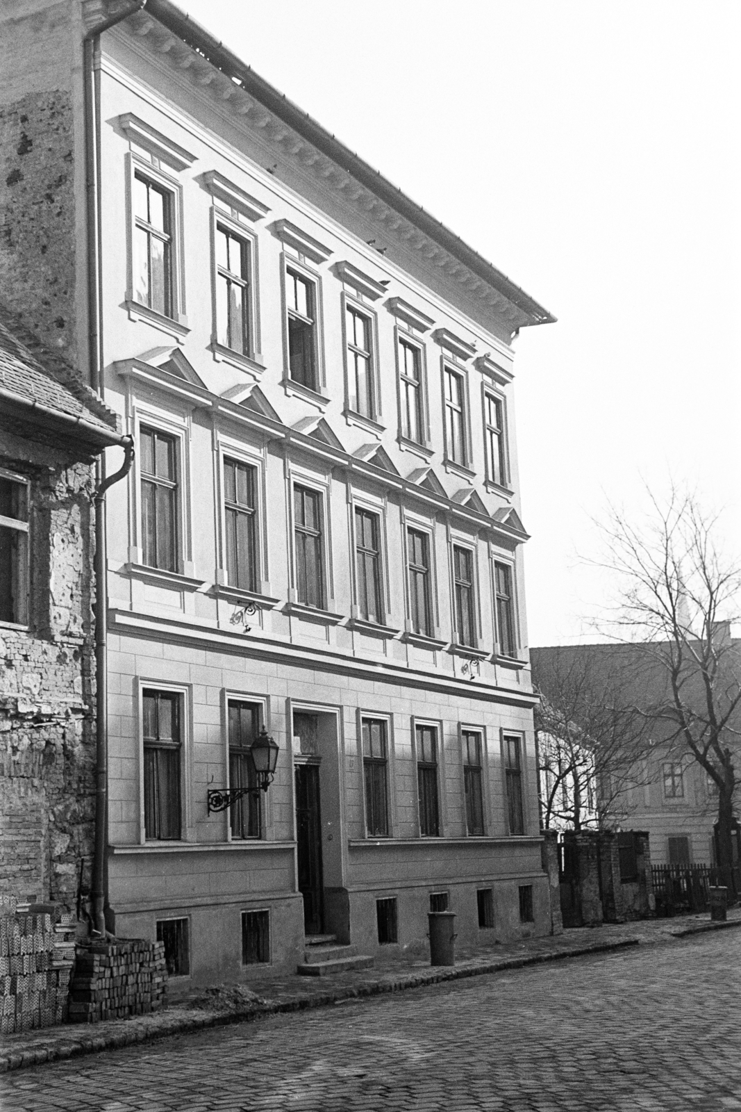 Hungary, Budapest I., Országház utca, szemben a felújított 27-es számú ház., 1967, Artfókusz, Budapest, Fortepan #279869