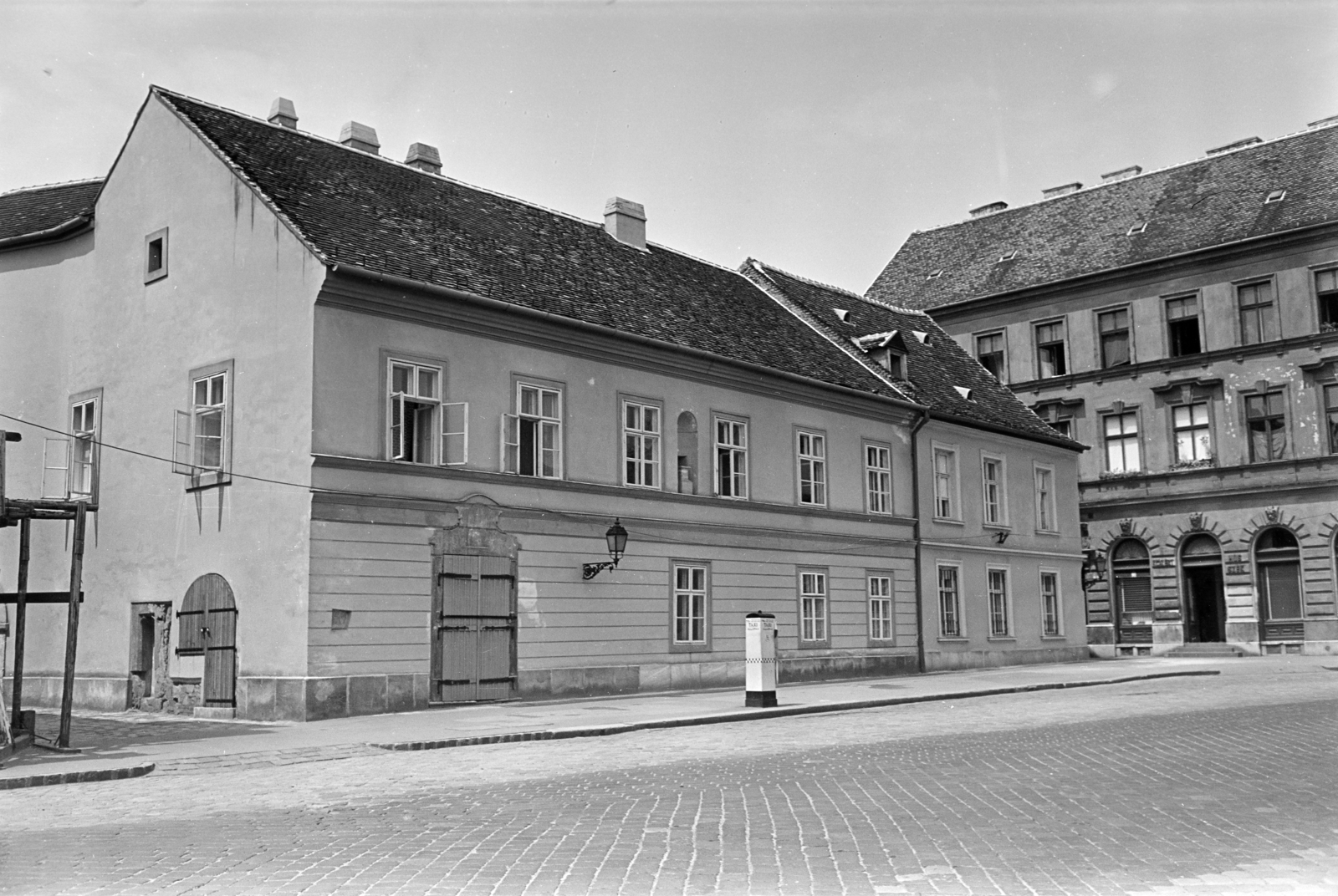 Hungary, Budapest I., Tárnok utca, taxiállomás a felújított 18-as számú ház előtt, jobbra a Balta köz., 1967, Artfókusz, Budapest, Fortepan #279871