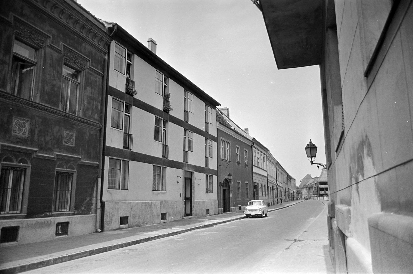Magyarország, budai Vár, Budapest I., Úri utca, középen a 10. számú ház., 1967, Artfókusz, Fábián József, Trabant 601, Budapest, Fortepan #279874