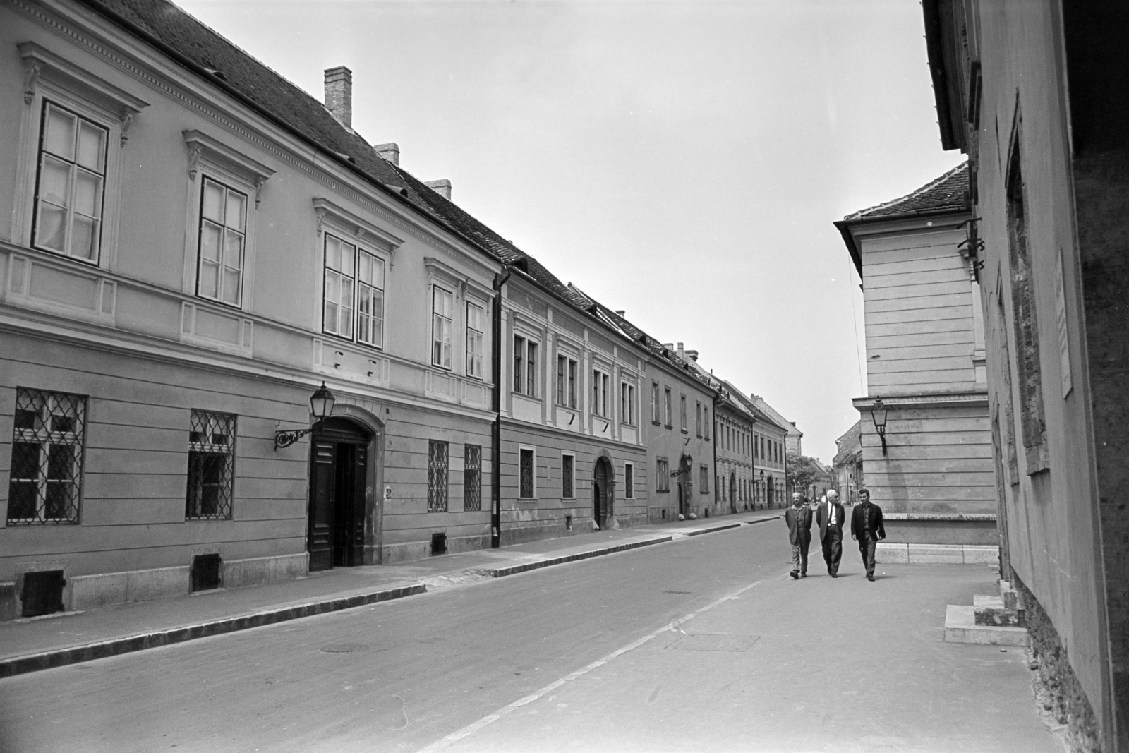 Hungary, Budapest I., Úri utca, a felvétel az anna utca sarkánál álló 13-as számú ház előtt készült., 1967, Artfókusz, Budapest, Fortepan #279875