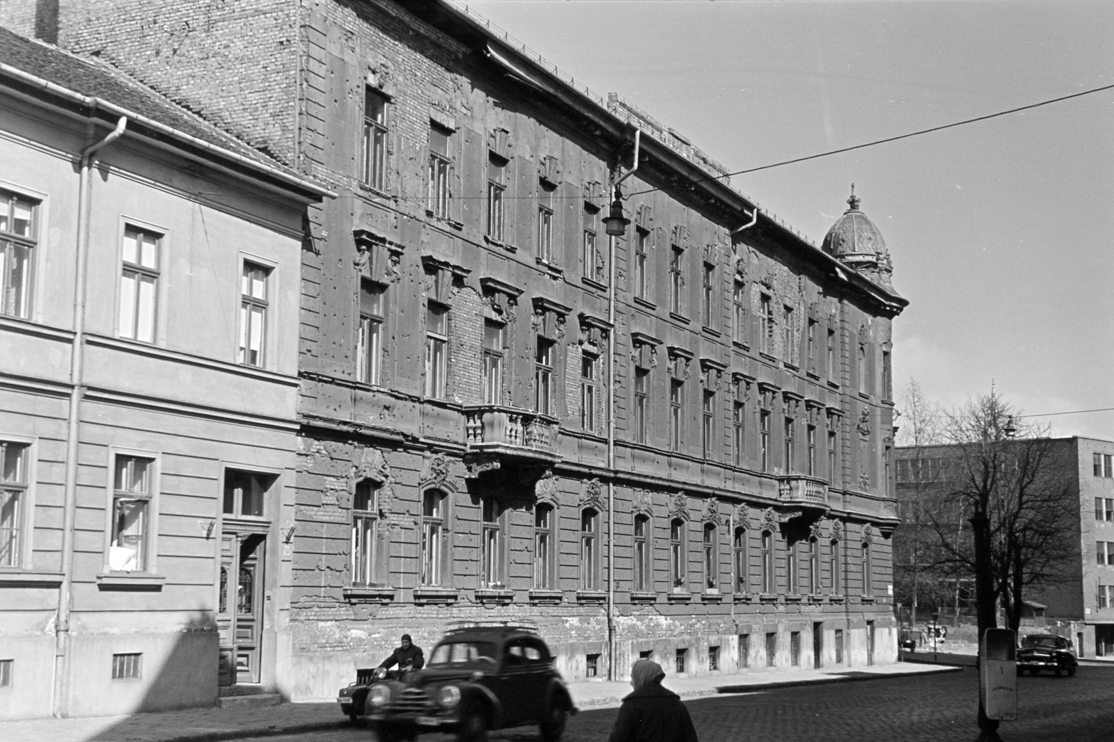 Magyarország, Budapest I., Mészáros utca 9-11. számú ház, jobbra a Szilágyi Erzsébet gimnázium épülete látható., 1960, Artfókusz, Fábián József, Budapest, Fortepan #279892