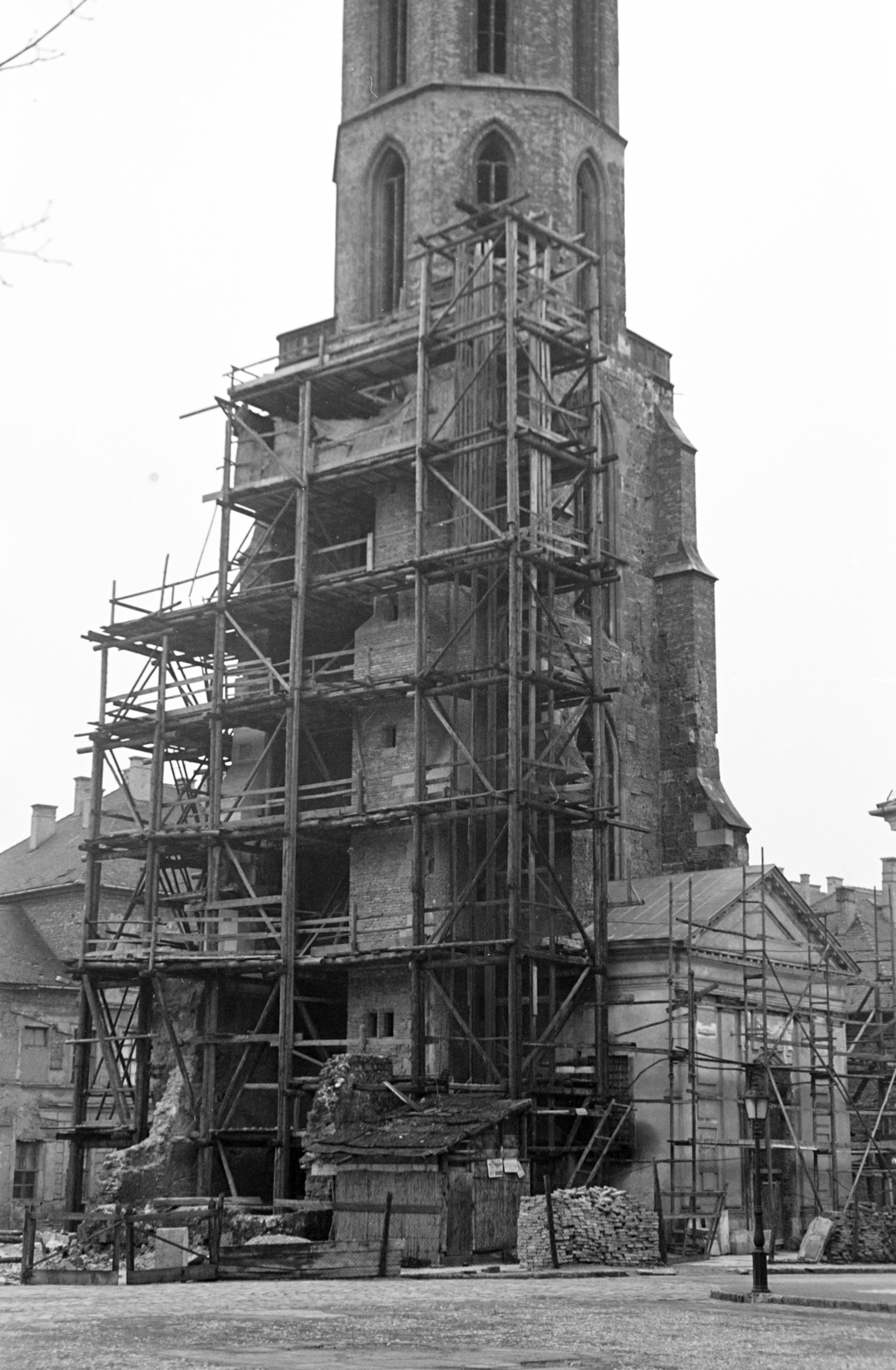 Magyarország, budai Vár, Budapest I., Kapisztrán tér, szemben a felállványozott Mária Magdolna-templom tornya., 1958, Artfókusz, Fábián József, templom, építkezés, állvány, Budapest, Fortepan #279928