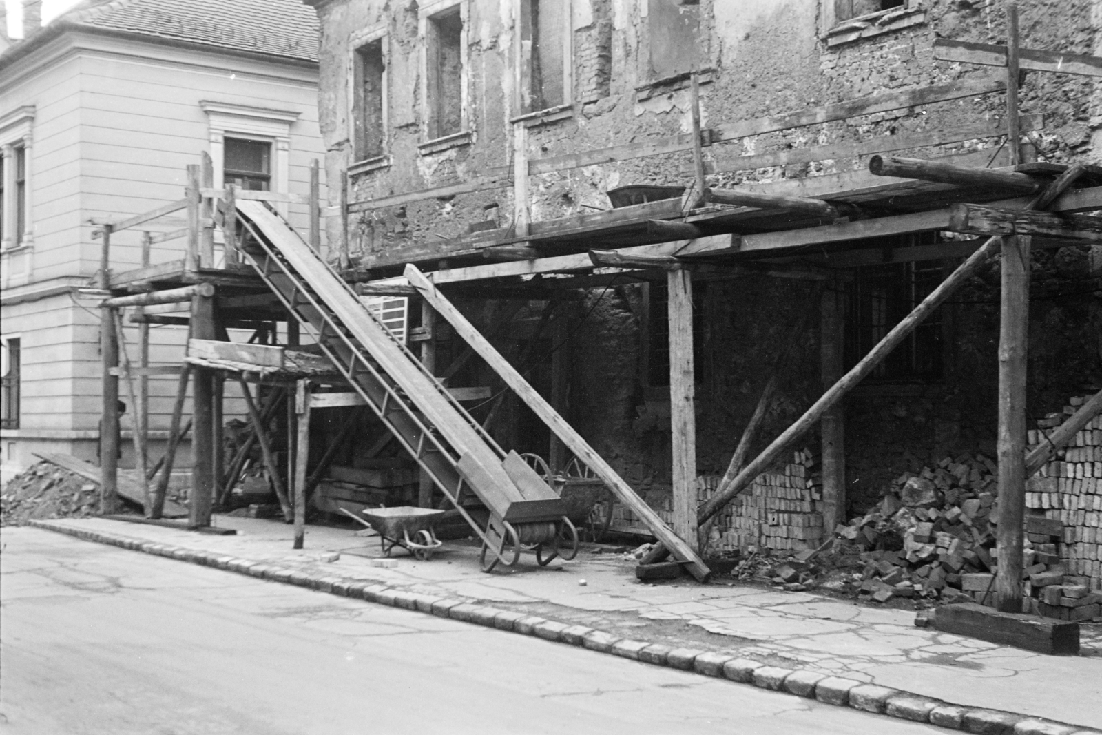 Magyarország, budai Vár, Budapest I., Úri utca, a felújítás alatt álló 13-as számú ház az Anna utca sarkán., 1962, Artfókusz, Fábián József, Budapest, Fortepan #279929