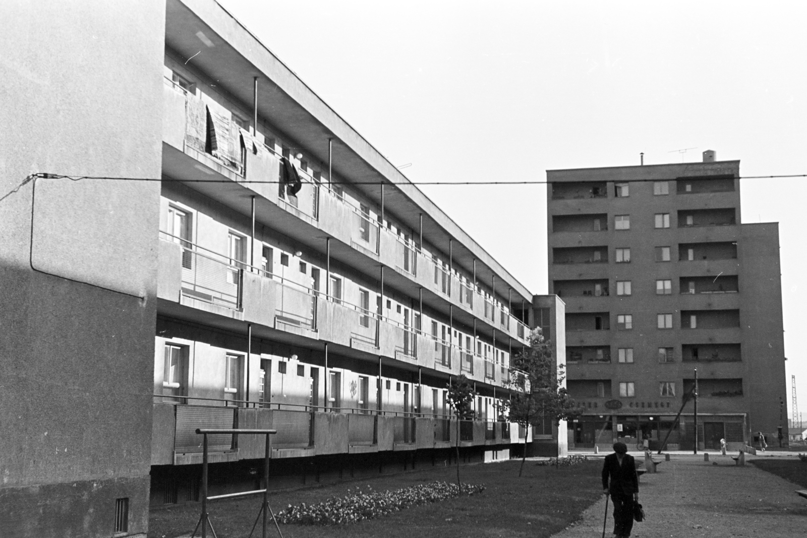 Magyarország, Budapest XIII., a felvétel a Béke utca 120. számú épület hátsó homlokzatánál készült. Szemben a Béke utca - Övezet utca - Fivér utca határolta területen álló ház látható., 1958, Artfókusz, Fábián József, Budapest, Fortepan #279938