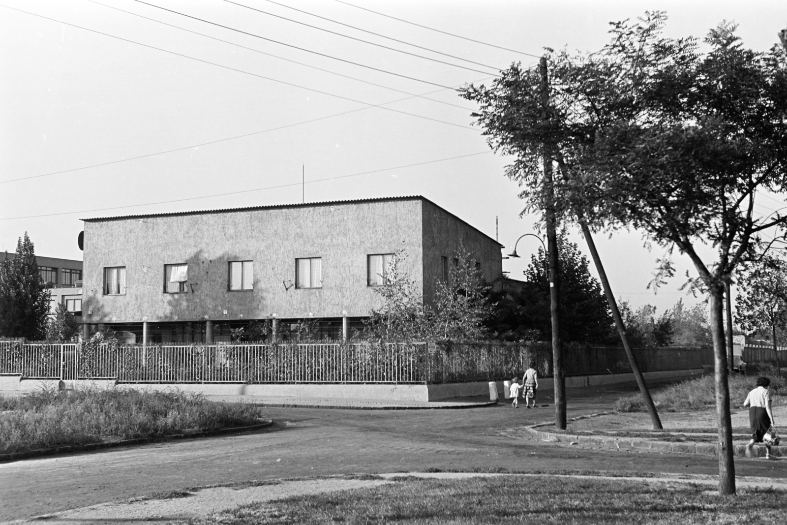 Hungary, Budapest XIII., Gyermek tér, szemben 2-es számú épület, a Kedves utca sarkán, a Heim Pál Gyermekkórház bölcsődéket tejes ételekkel ellátó intézménye., 1958, Artfókusz, Budapest, Fortepan #279939