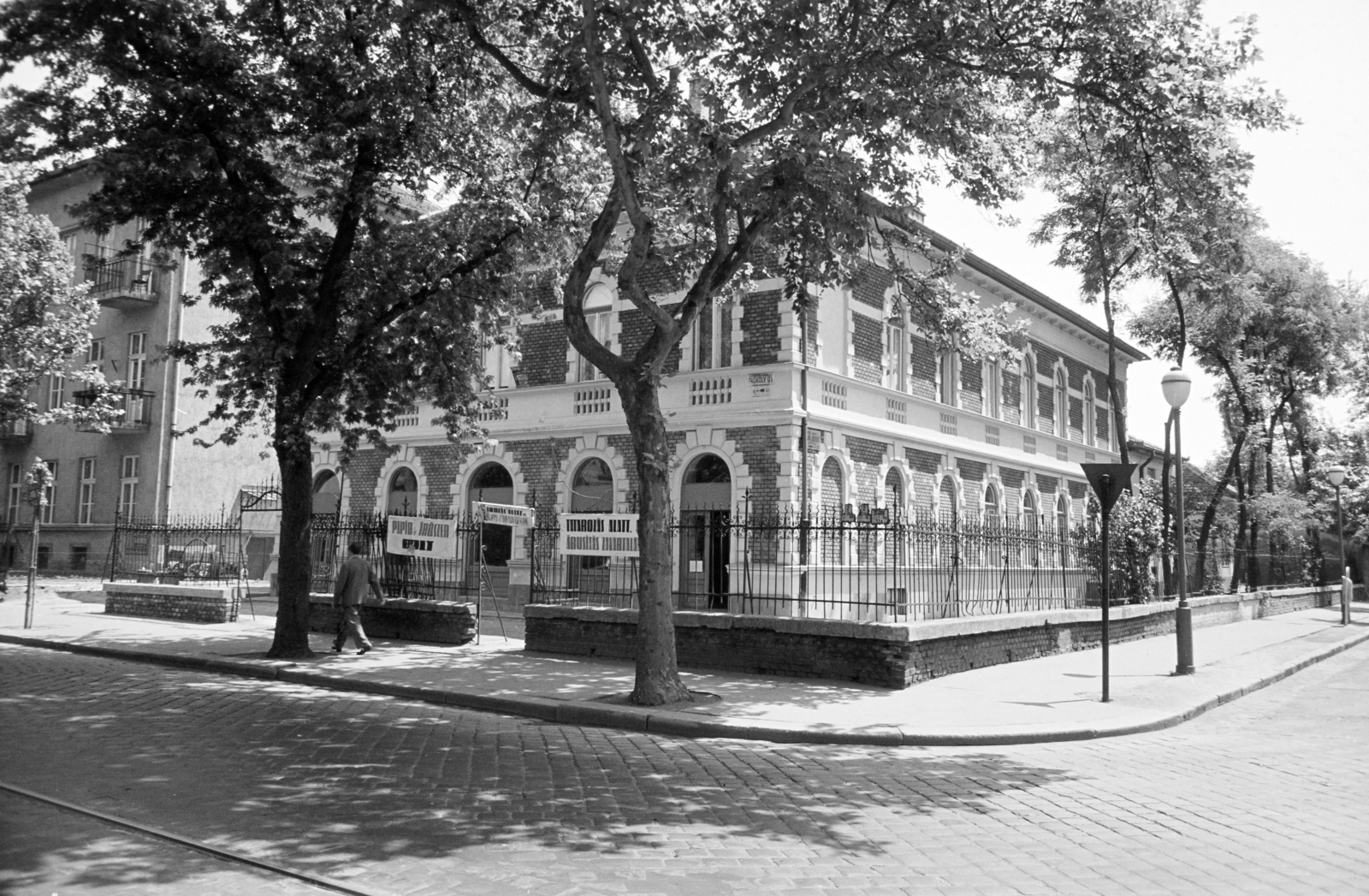 Hungary, Budapest XIV., Thököly út, a felújított 53-as számú ház, jobbra a Szabó József utca., 1964, Artfókusz, Budapest, Fortepan #279947