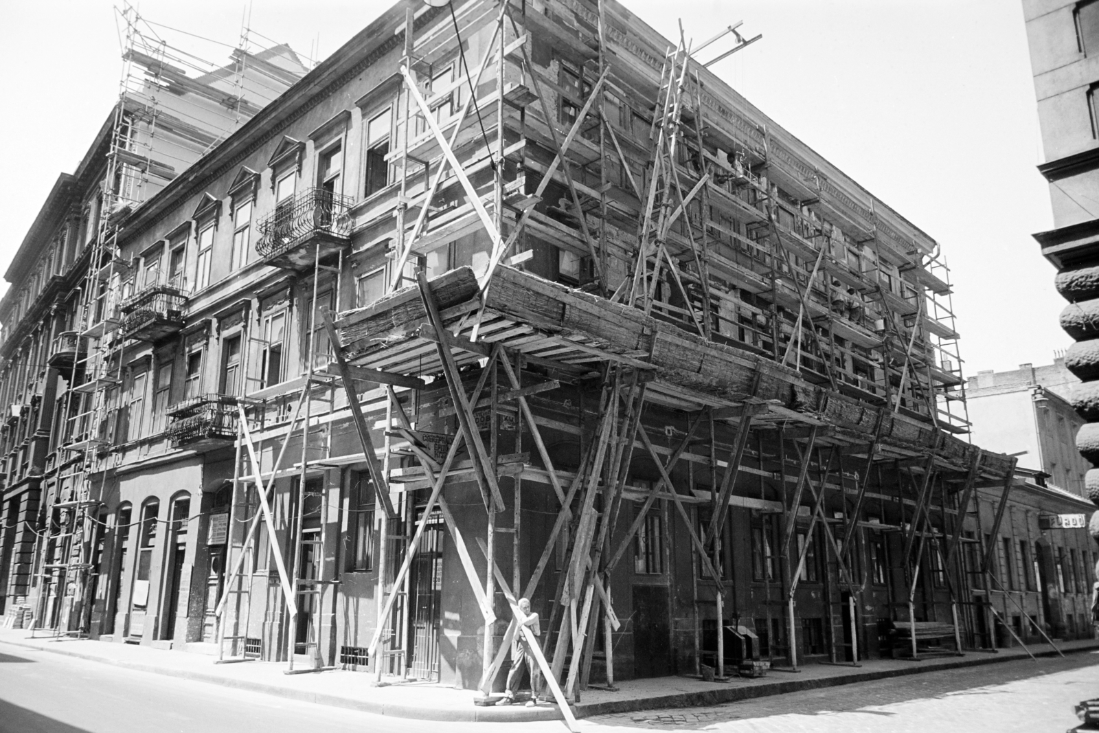 Hungary, Budapest VII., Dob utca, szemben a felállványozott 60-as számú ház, jobbra a Kürt utca., 1964, Artfókusz, Budapest, Fortepan #279951