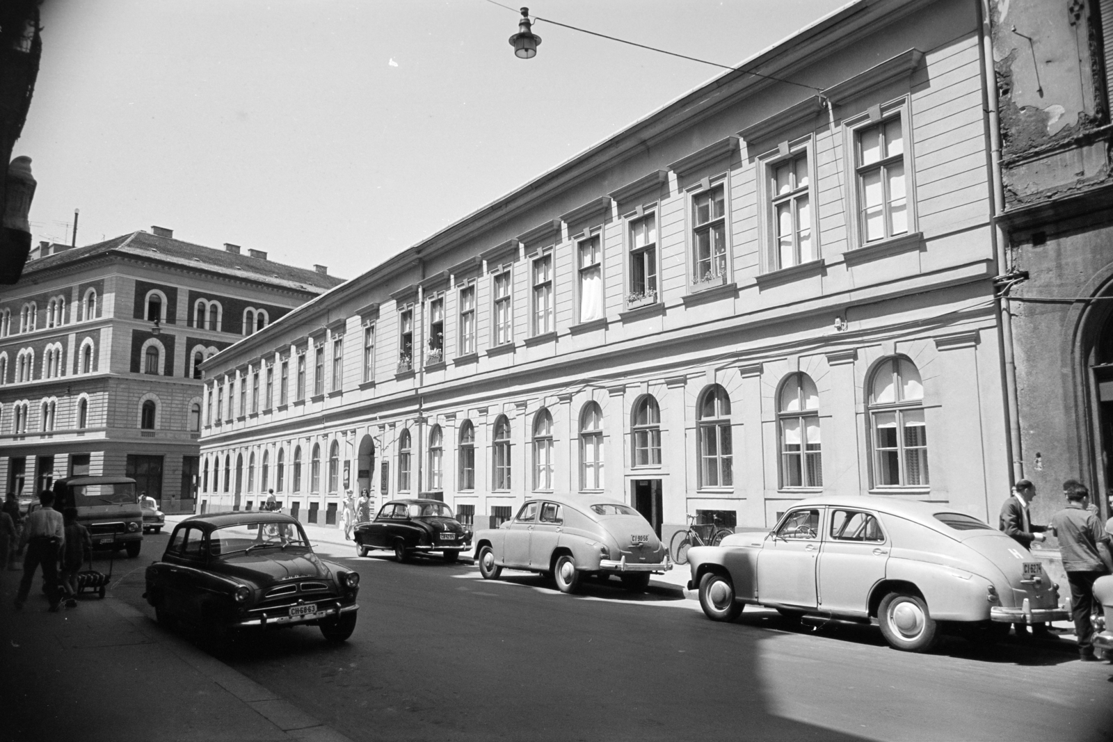 Magyarország, Budapest VII., szemben a Dob utca 50-es számú ház, balra az Akácfa utcai kereszteződás., 1966, Artfókusz, Fábián József, Skoda Octavia, Wartburg 311/312, Zuk-márka, GAZ M20 Pobeda, Budapest, Fortepan #279952