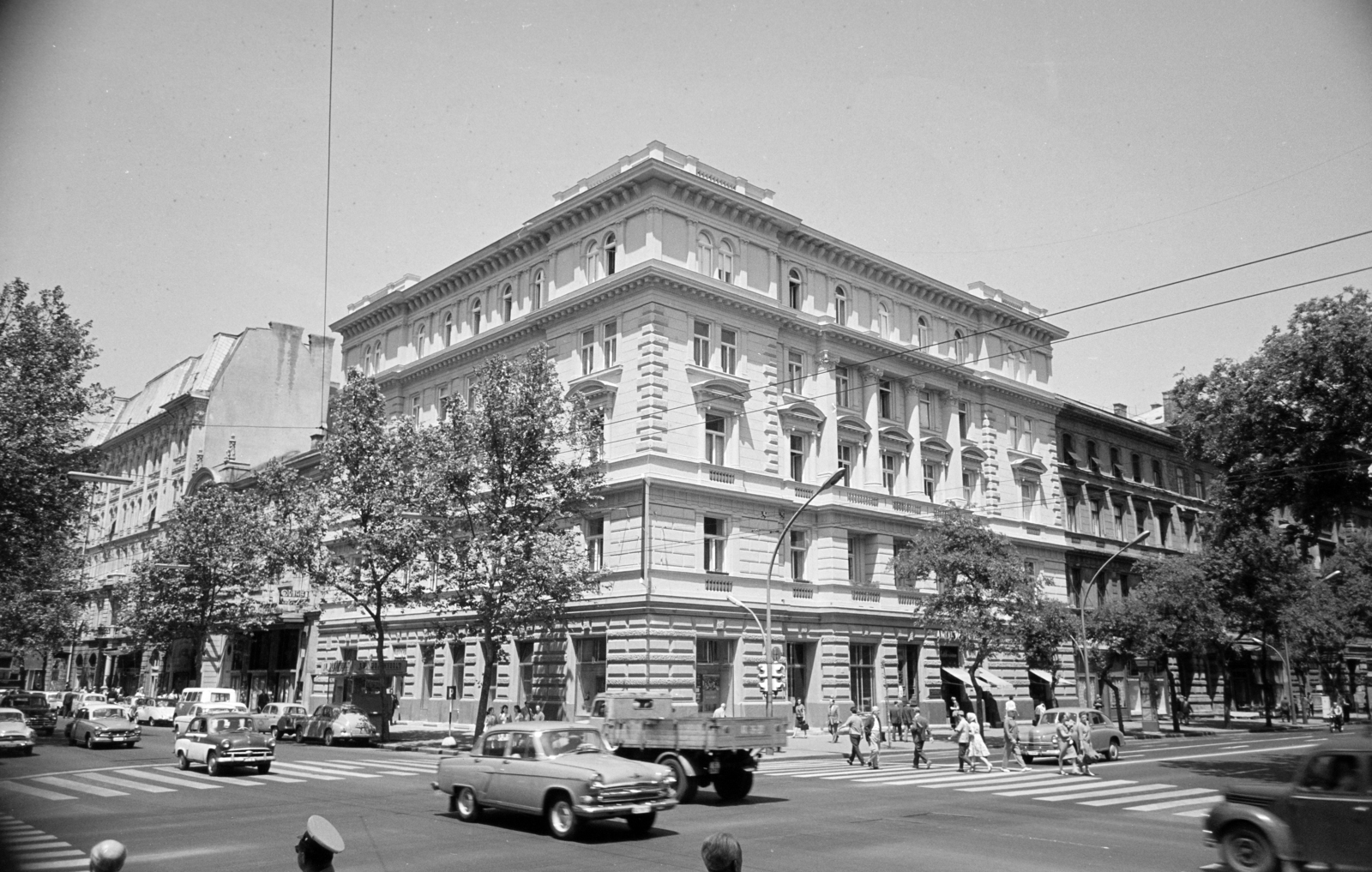 Hungary, Budapest VI., Nagymező utca - Andrássy út (Népköztársaság útja) sarok., 1964, Artfókusz, crosswalk, Budapest, Fortepan #279957