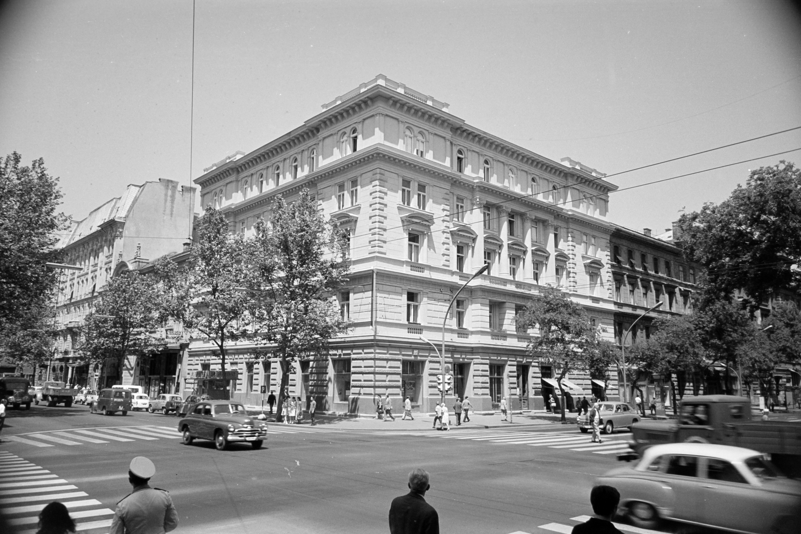 Magyarország, Budapest VI., Nagymező utca - Andrássy út (Népköztársaság útja) sarok., 1964, Artfókusz, Fábián József, gyalogátkelő, forgalom, Wartburg 311/312, GAZ M20 Pobeda, Budapest, Fortepan #279958