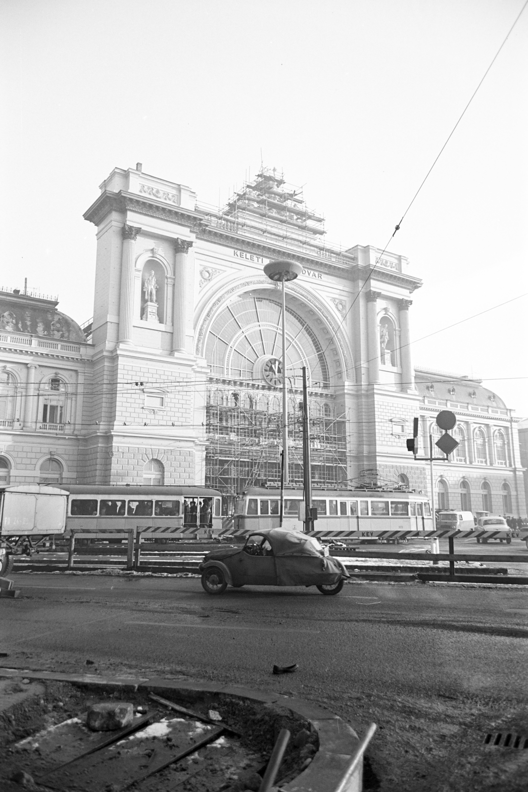Magyarország, Budapest VIII., Baross tér, Keleti pályaudvar, a felvétel az épület felújításakor készült., 1969, Artfókusz, Fábián József, Velorex-márka, Budapest, Fortepan #279980