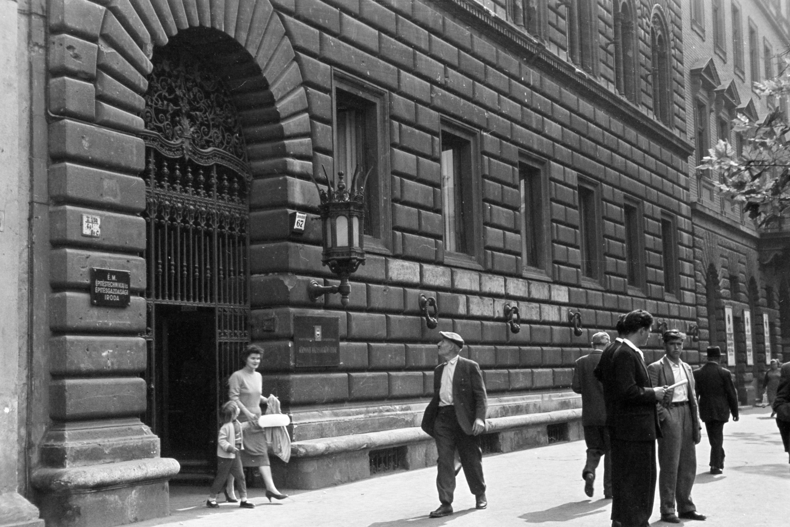Hungary, Budapest VI., Teréz körút 13. (Lenin körút 67.), a felvétel a Központi Házasságkötő terem előtt készült., 1962, Artfókusz, Budapest, Fortepan #279983