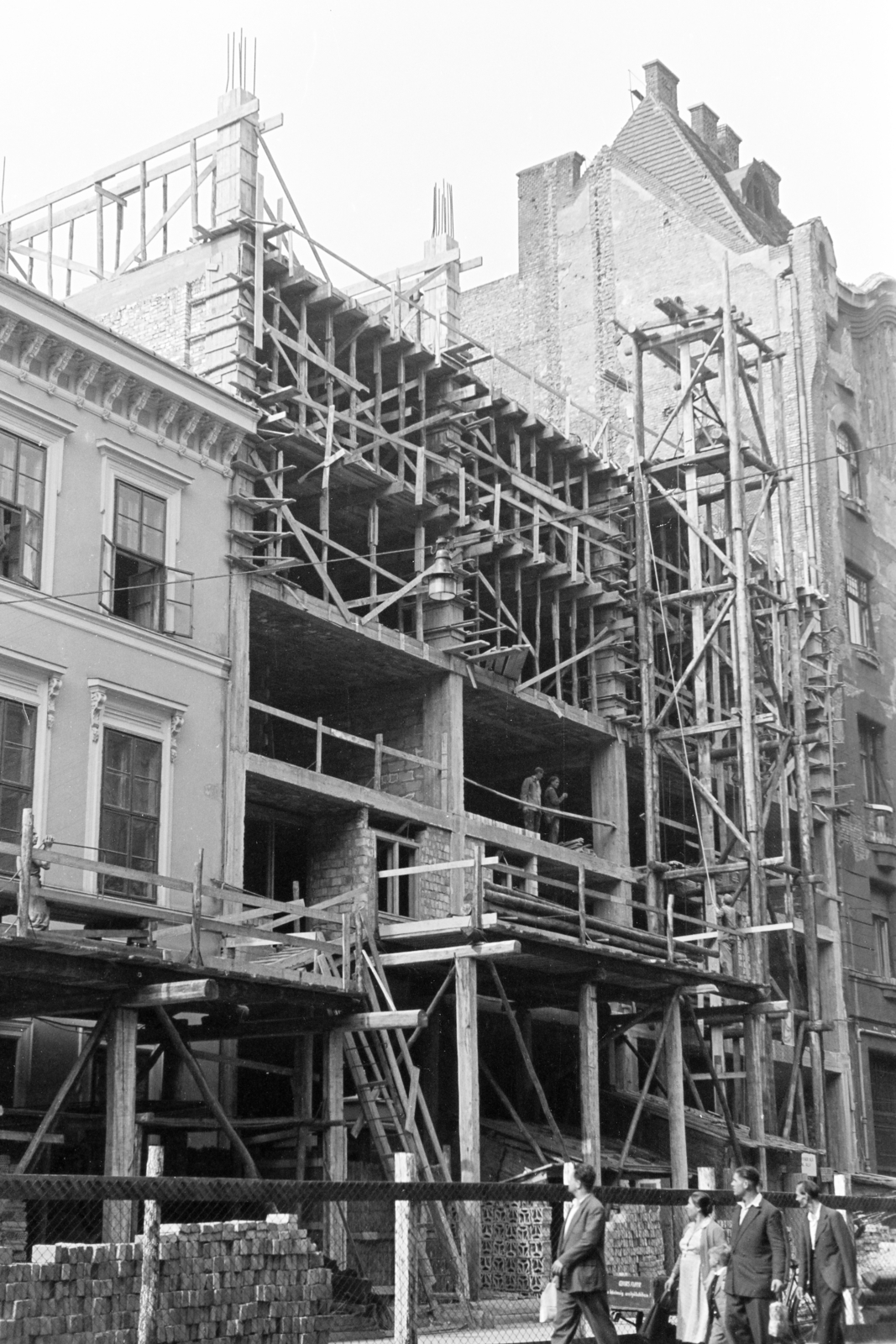 Magyarország, Budapest VI., Liszt Ferenc tér, a 6. szám alatti ház építkezés., 1960, Artfókusz, Fábián József, állvány, építkezés, Budapest, Fortepan #279984