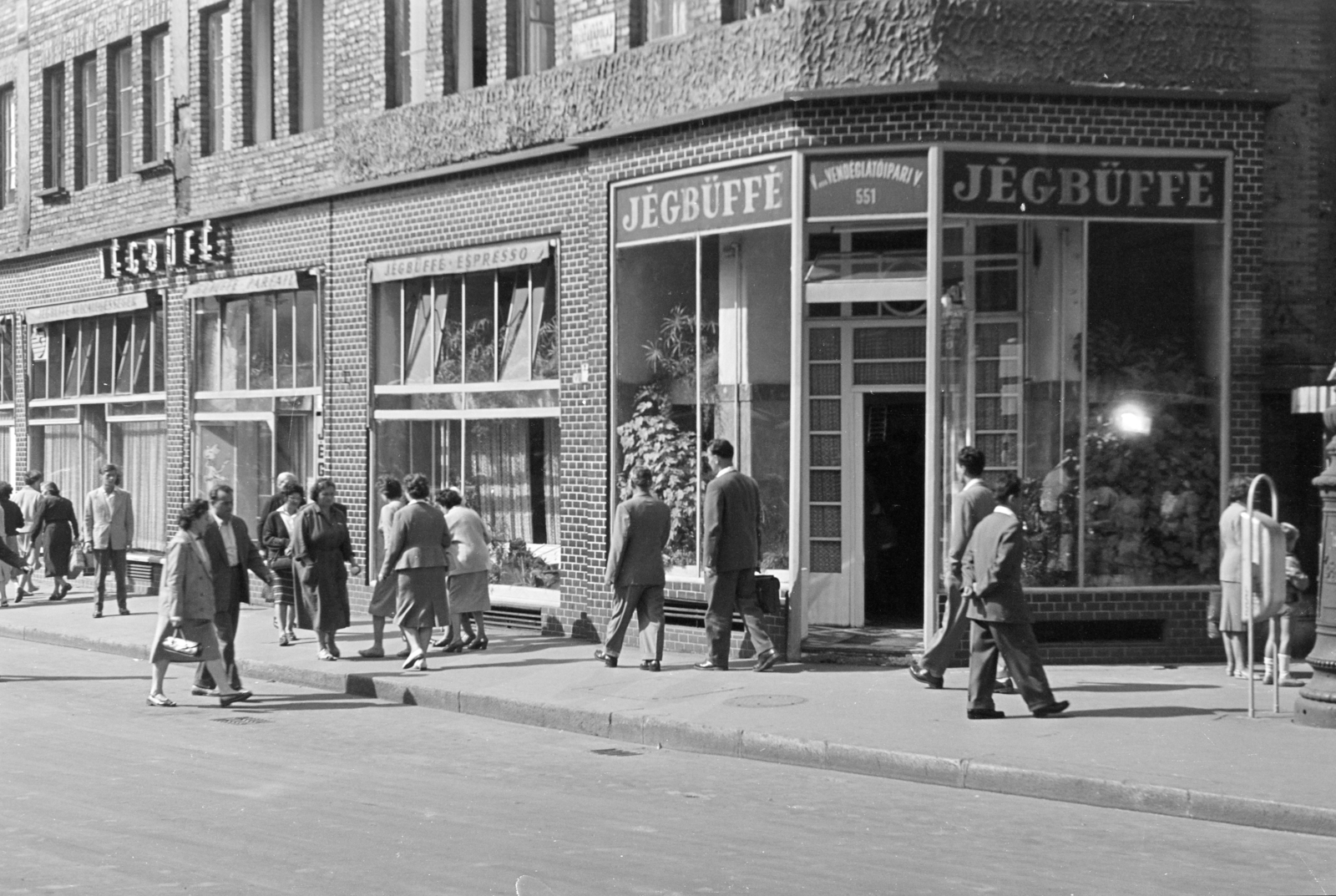 Hungary, Budapest V., Ferenciek tere (Felszabadulás tér), a Jégbüfé a Petőfi Sándor utca sarkán., 1962, Artfókusz, Budapest, Fortepan #279989