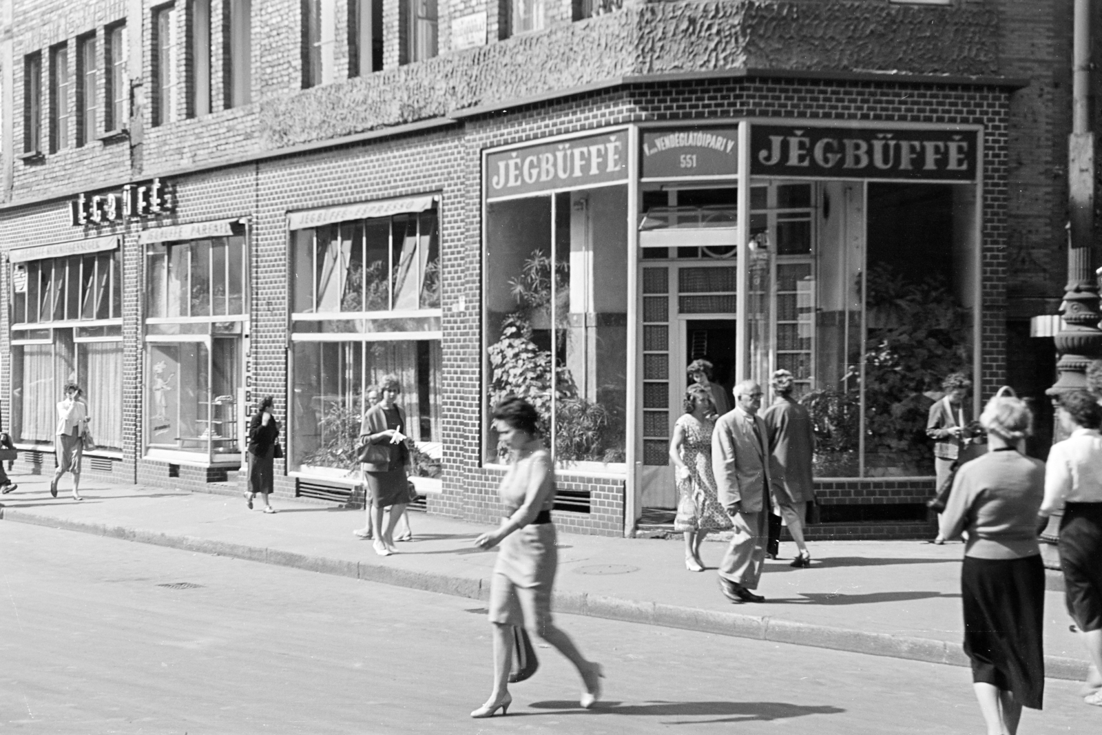 Hungary, Budapest V., Ferenciek tere (Felszabadulás tér), a Jégbüfé a Petőfi Sándor utca sarkán., 1962, Artfókusz, Budapest, store display, pastry shop, Fortepan #279990