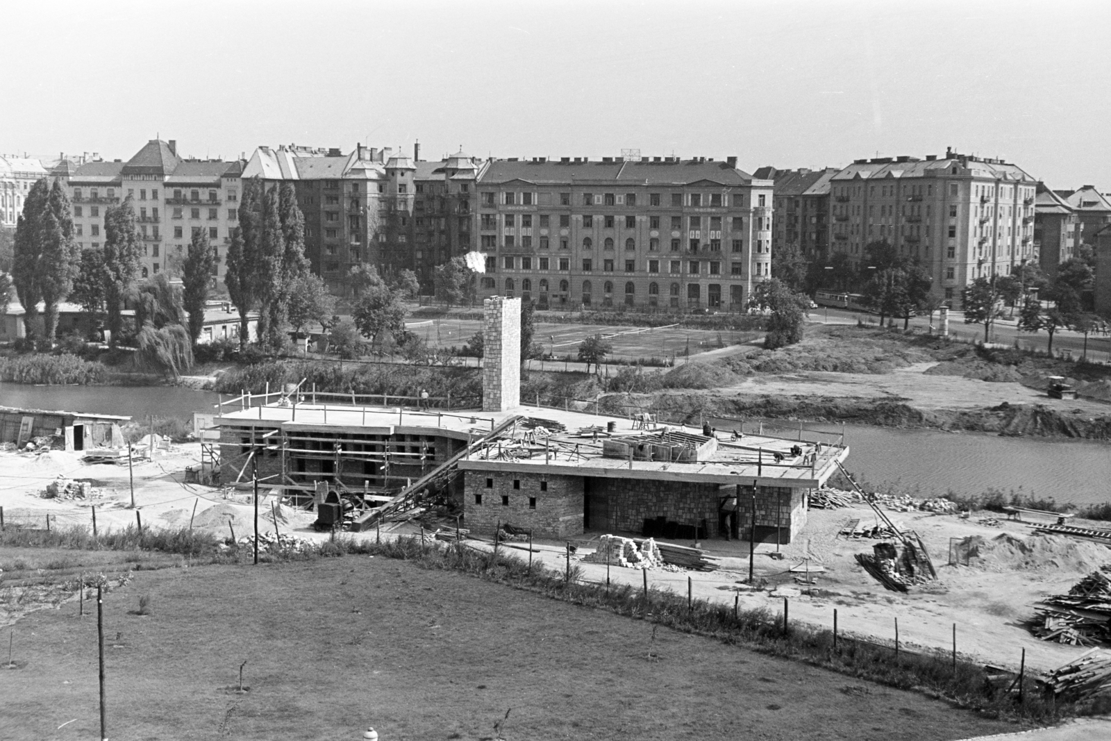 Hungary, Budapest XI., a Park étterem építkezése a Feneketlen-tó mellett. Háttérben a Fadrusz utca házsora, jobbra a Bartók Béla út., 1959, Artfókusz, Budapest, Fortepan #280000