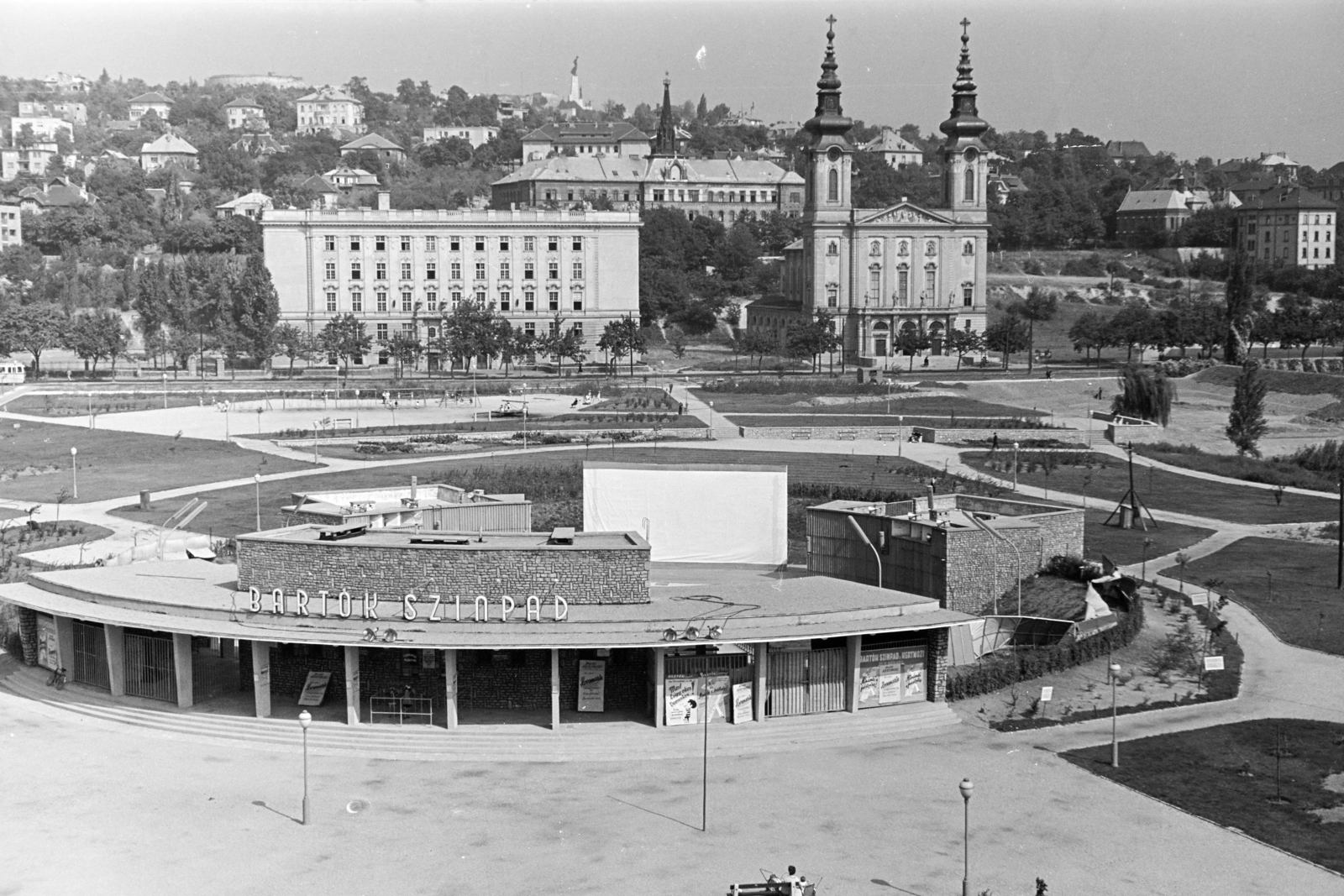 Hungary, Budapest XI., Bartók Színpad (később Budai Parkszínpad) a Feneketlen-tó mellett. Szemben a József Attila (később Budai Ciszterci Szent Imre) Gimnázium és a Szent Imre-templom., 1965, Artfókusz, Budapest, Fortepan #280001