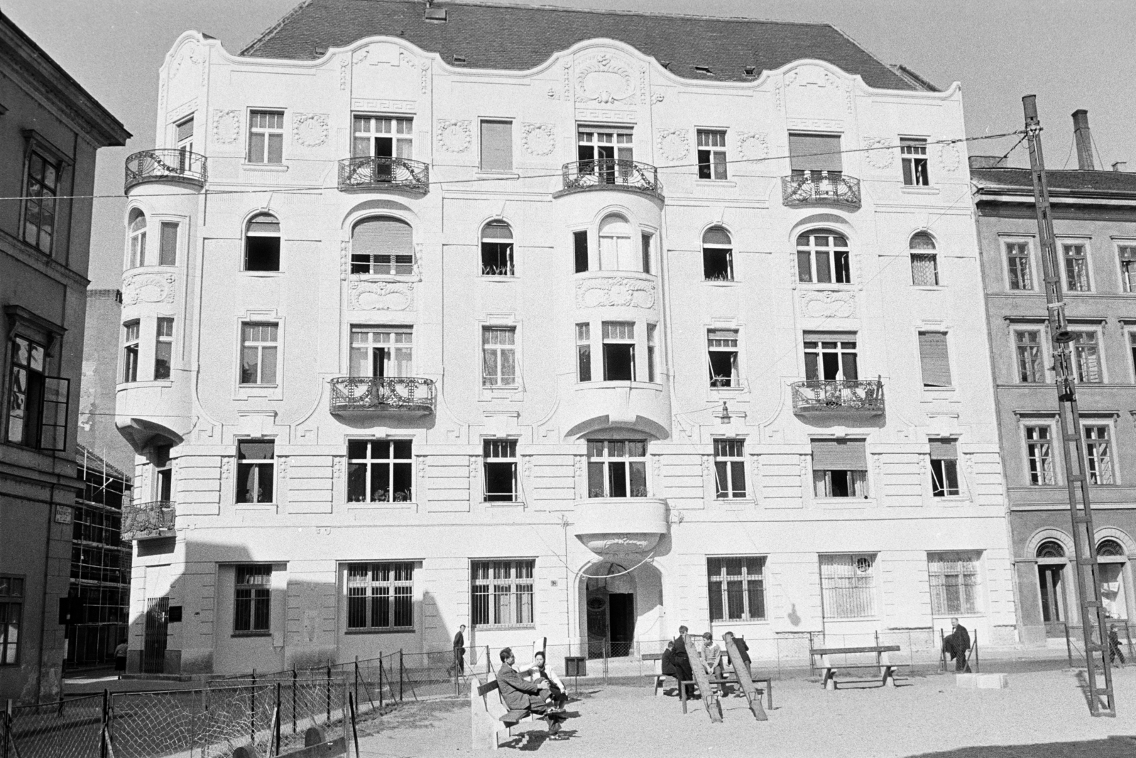 Magyarország, Budapest VI., Király (Majakovszkij) utca, szemben a felújított 34-es számú ház., 1964, Artfókusz, Fábián József, Budapest, Fortepan #280003
