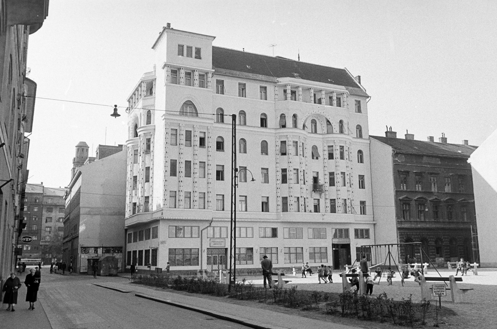 Hungary, Budapest VII., Dob utca, szemben a sarkon a felújított Rumbach Sebestyén utca 6-os számú ház., 1964, Artfókusz, Budapest, Fortepan #280005