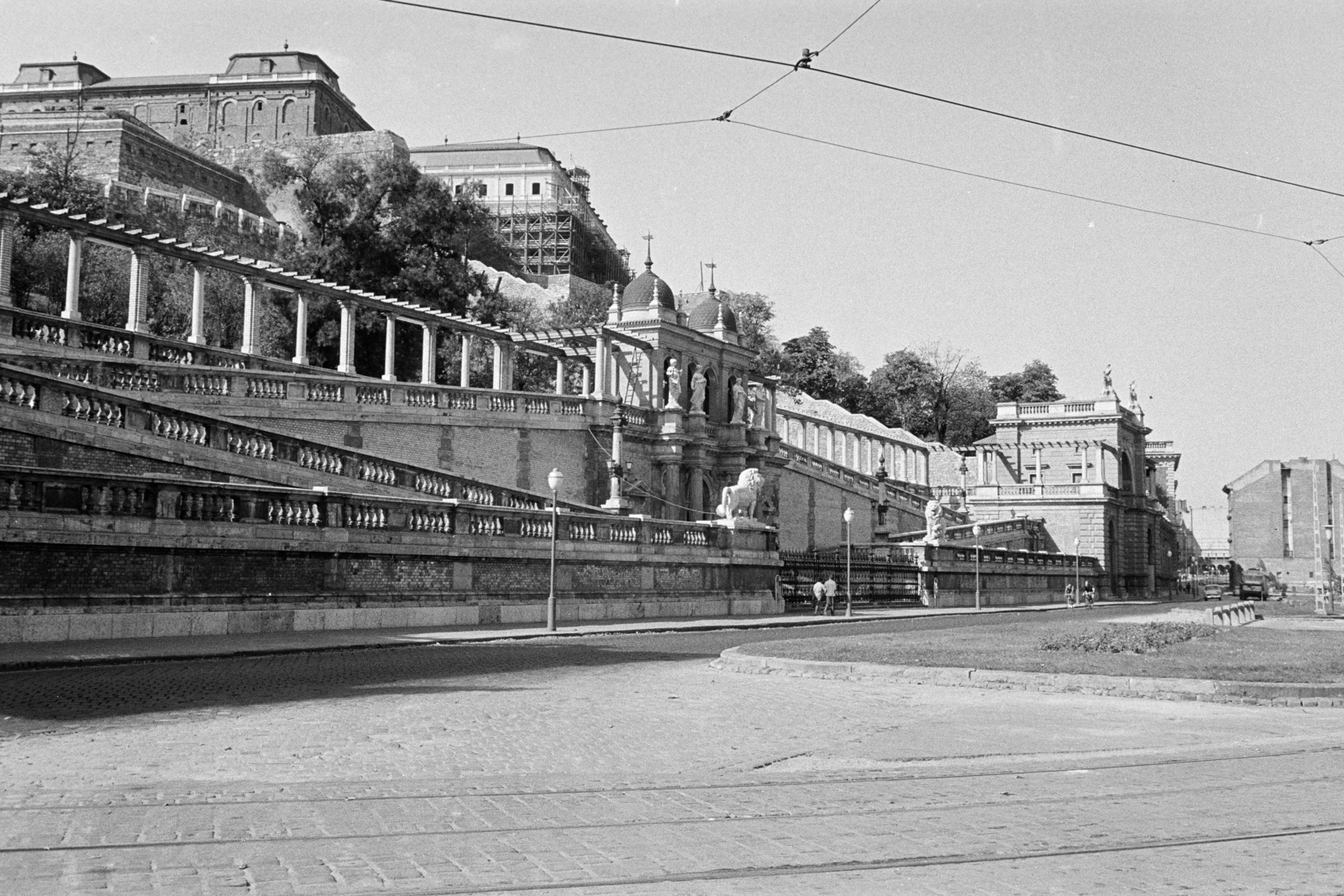 Hungary, Budapest I., Ybl Miklós tér, Várkert Bazár, háttérben a Budavári Palota (korábban Királyi Palota)., 1962, Artfókusz, Budapest, Fortepan #280006