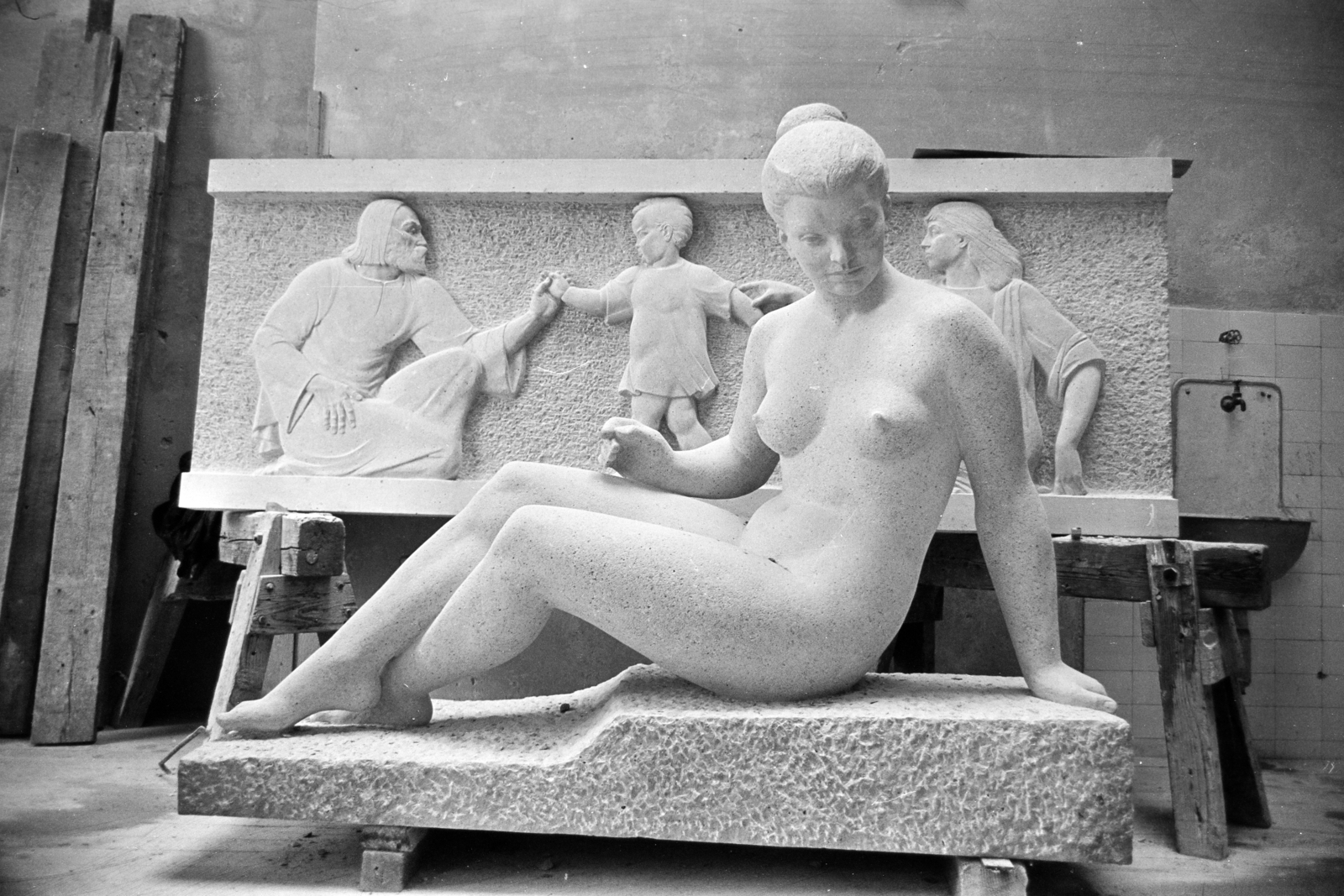 Hungary, Budapest XIV., Olof Palme sétány (Népstadion út) az 1885-ös Országos Általános Kiállításra épült Műcsarnok. 1954-től szobrászok, kőfaragók műhelye. Később a Képzőművészeti Kivitelező Vállalat székhelye. A gipszminta alapján készítette a kőfaragó mester id. Fekete Géza "Galántai" szobrászművész alkotását. A női akt szobor a Budapest XII., Pihenő út 1. szám alatti Országos Korányi Tbc és Pulmonológiai Intézet parkjában került felállításra 1966-ban., 1964, Artfókusz, studio, wall tap, sculpture, relief, Budapest, statue plans, Fortepan #280032