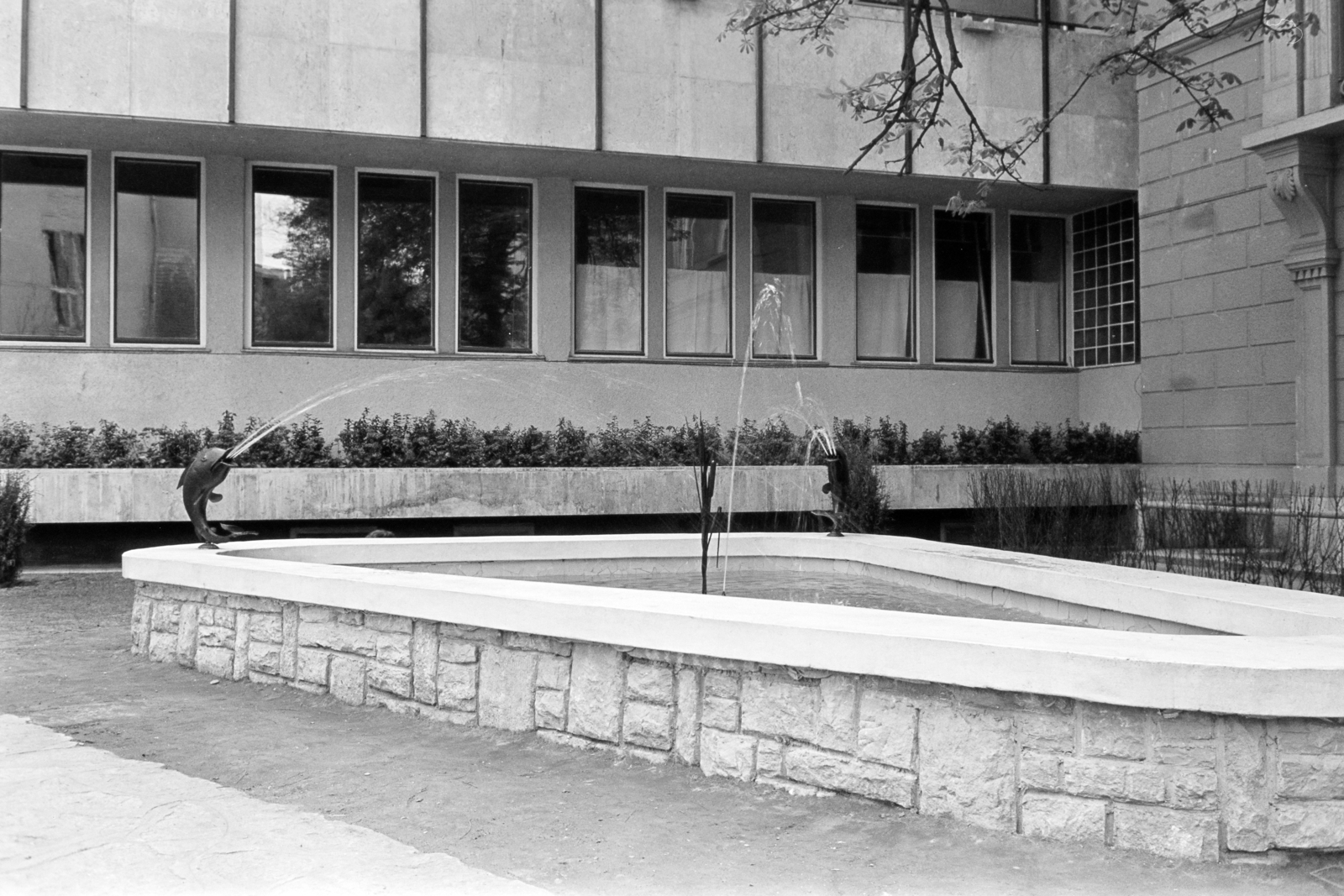 Magyarország, Budapest VI., a Bajza utca 35. / Andrássy út (Népköztársaság útja) 104., az egykori Erdődy-villa, ekkor szovjet nagykövetség és a vele összeépült Andrássy út (Népköztársaság útja) 106. modern ház közös udvara. Az épületkomplexum ma orosz nagykövetség., 1964, Artfókusz, Fábián József, Budapest, Fortepan #280034