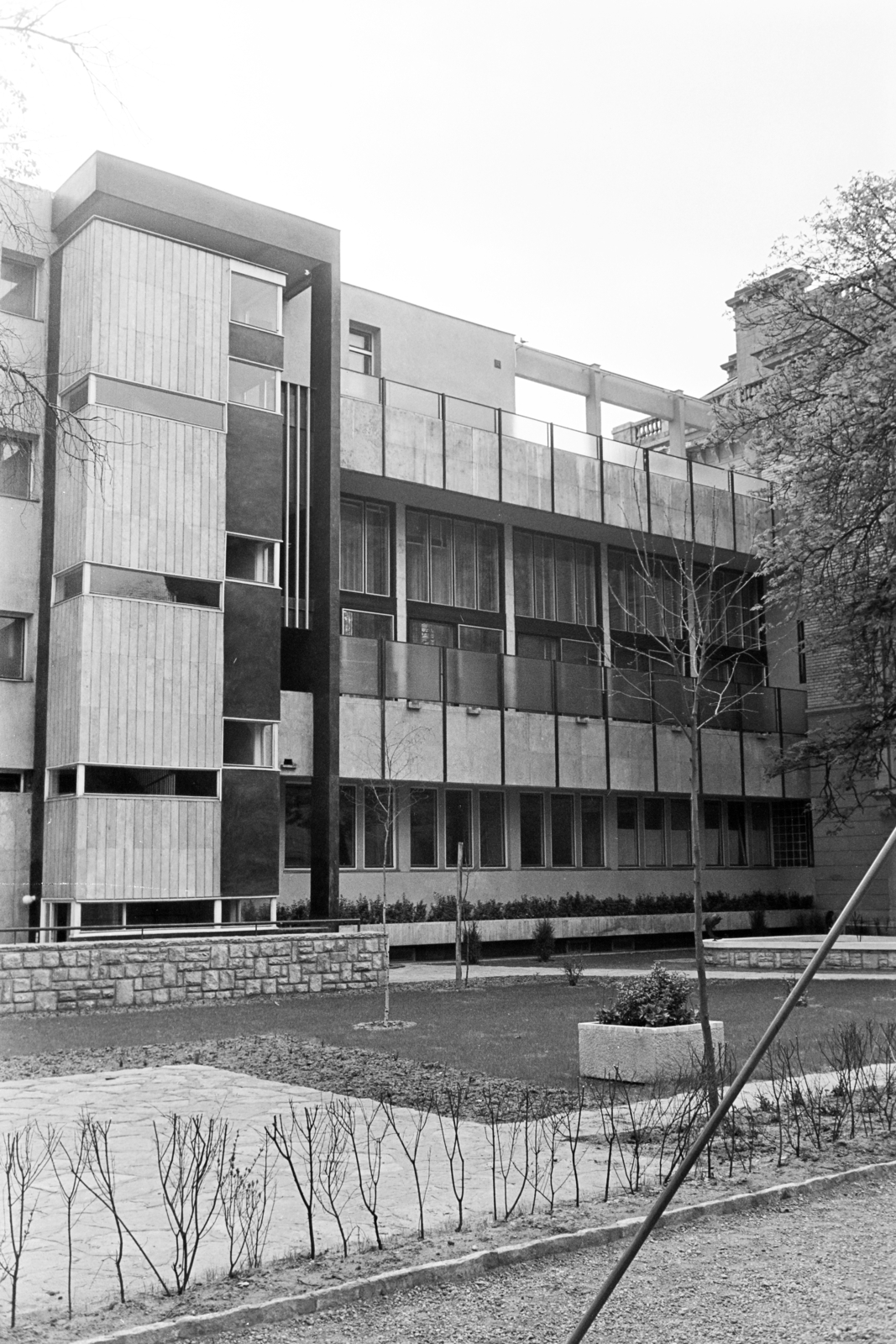 Magyarország, Budapest VI., a Bajza utca 35. / Andrássy út (Népköztársaság útja) 104., az egykori Erdődy-villa, ekkor szovjet nagykövetség és a vele összeépült Andrássy út (Népköztársaság útja) 106. modern ház közös udvara. Az épületkomplexum ma orosz nagykövetség., 1964, Artfókusz, Fábián József, Budapest, Fortepan #280035