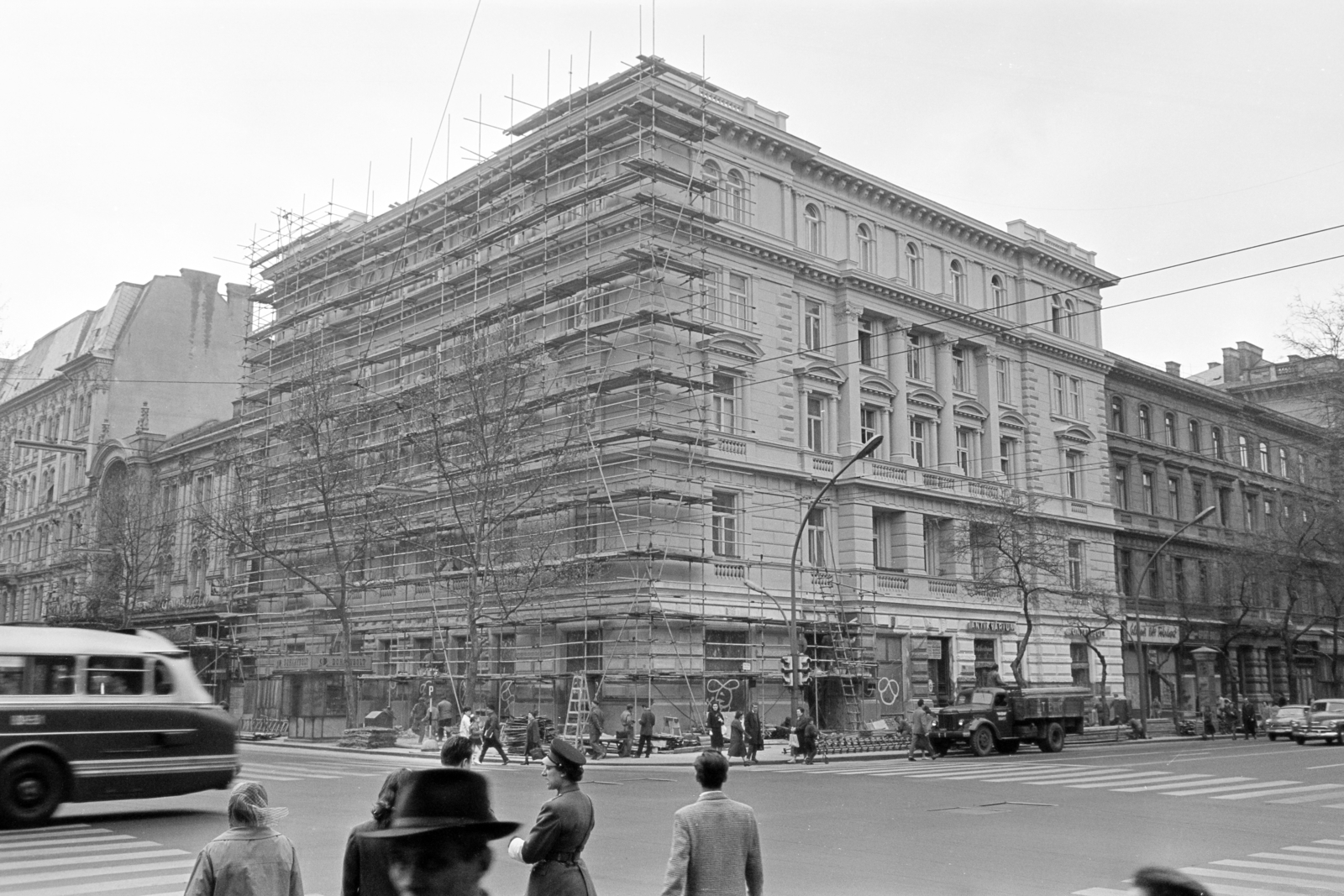Magyarország, Budapest VI., az Andrássy út (Népköztársaság útja) 32-es számú ház a Nagymező utca sarkán., 1964, Artfókusz, Fábián József, Budapest, Fortepan #280037