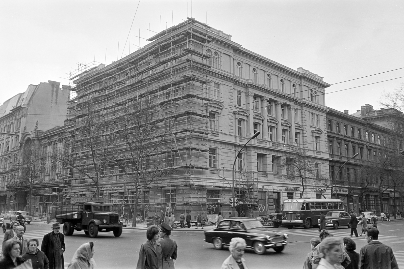 Magyarország, Budapest VI., az Andrássy út (Népköztársaság útja) 32-es számú ház a Nagymező utca sarkán., 1964, Artfókusz, Fábián József, Budapest, Fortepan #280038