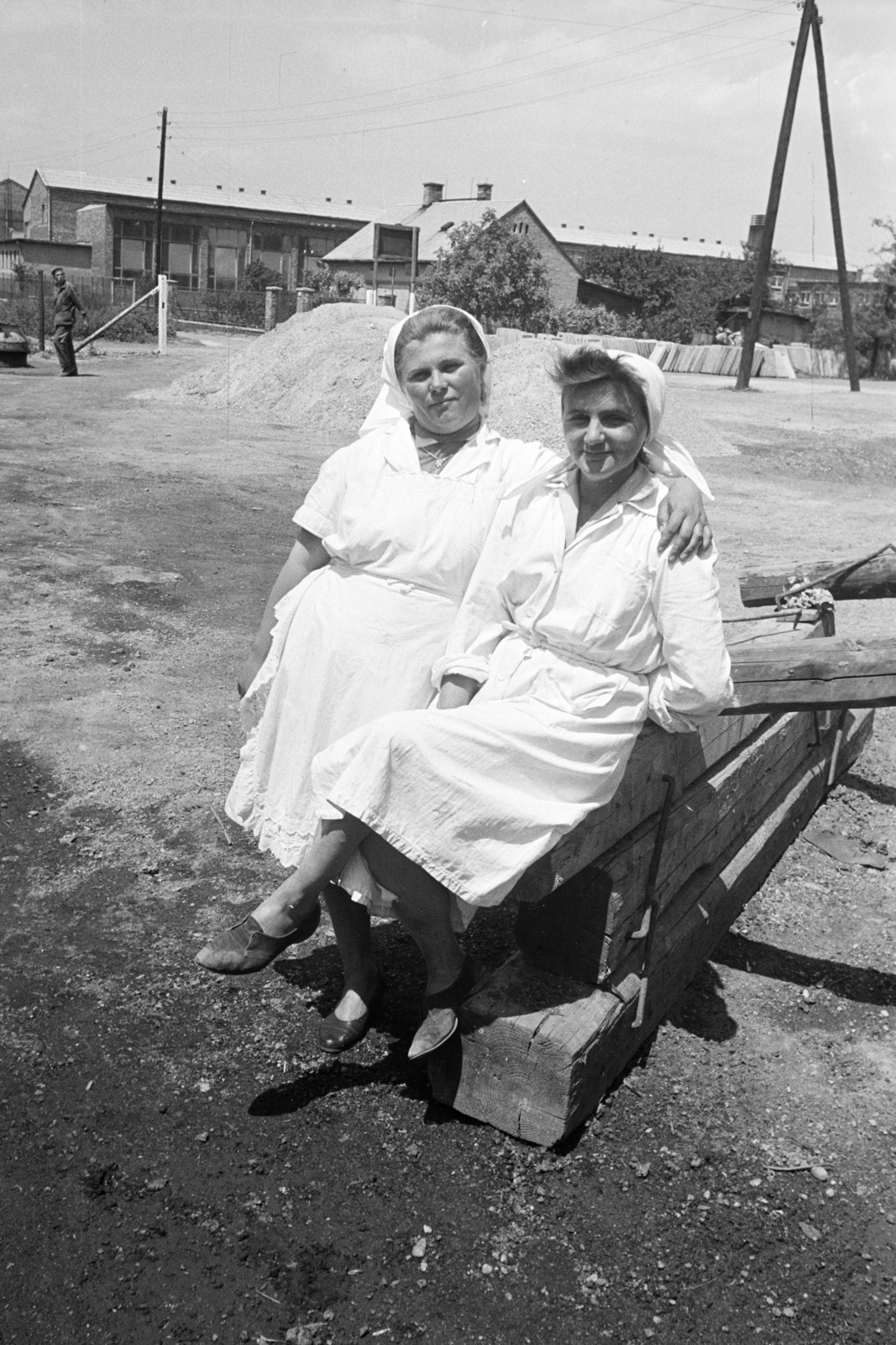 Hungary, Budapest XIV., a felvétel az Újvilág utca 19/a-b és az Emília utca 18/a-b építésekor készült, háttérben az Újvidék téri iskola., 1961, Artfókusz, Best of, Budapest, Fortepan #280043