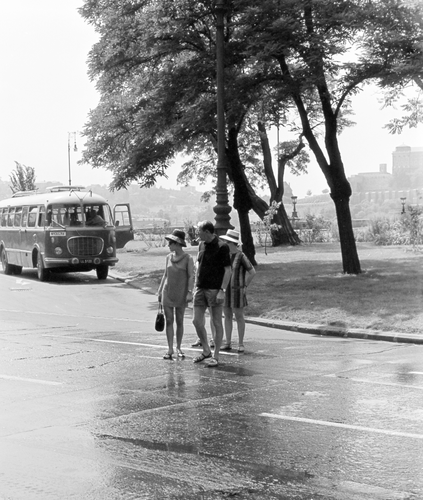 Hungary, Budapest V., Széchenyi István (Roosevelt) tér, balra háttérben a Gellért-hegy., 1968, Artfókusz, walk, road, lamp post, Budapest, Fortepan #280051
