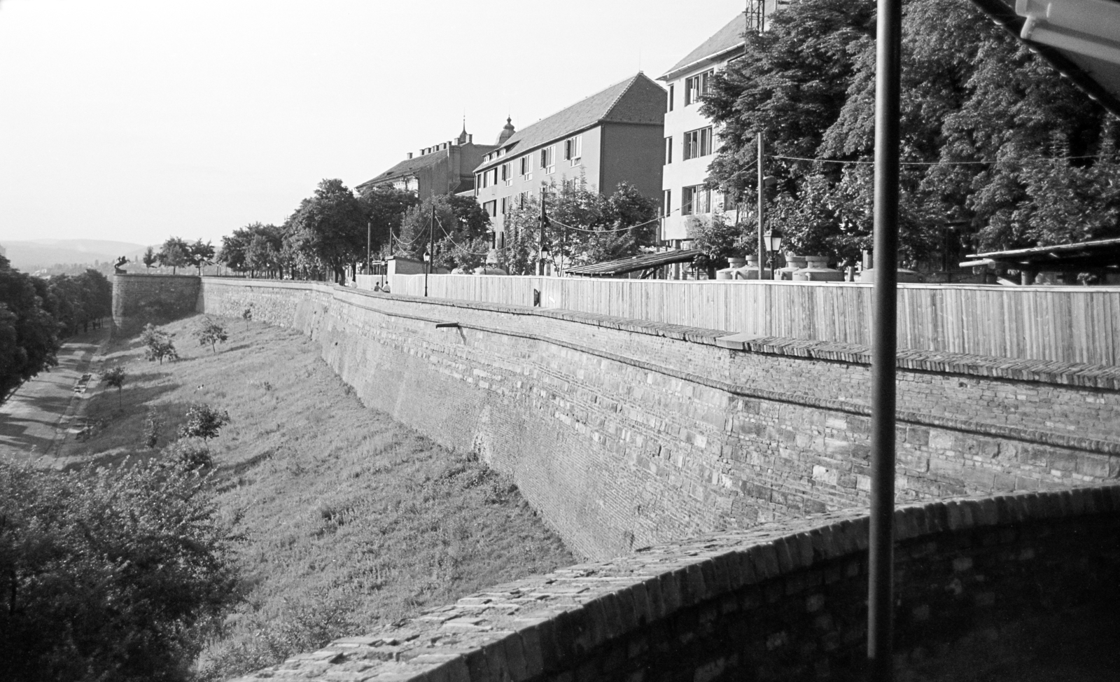 Magyarország, budai Vár, Budapest I., kilátás a Savanyúleves rondelláról a Lovas út és a Veli bej rondellán, az erdélyi kettes huszárok emlékére állított lovasszobor felé. Szemben a Tóth Árpád sétány épületsora., 1967, Artfókusz, Fábián József, Budapest, Fortepan #280056