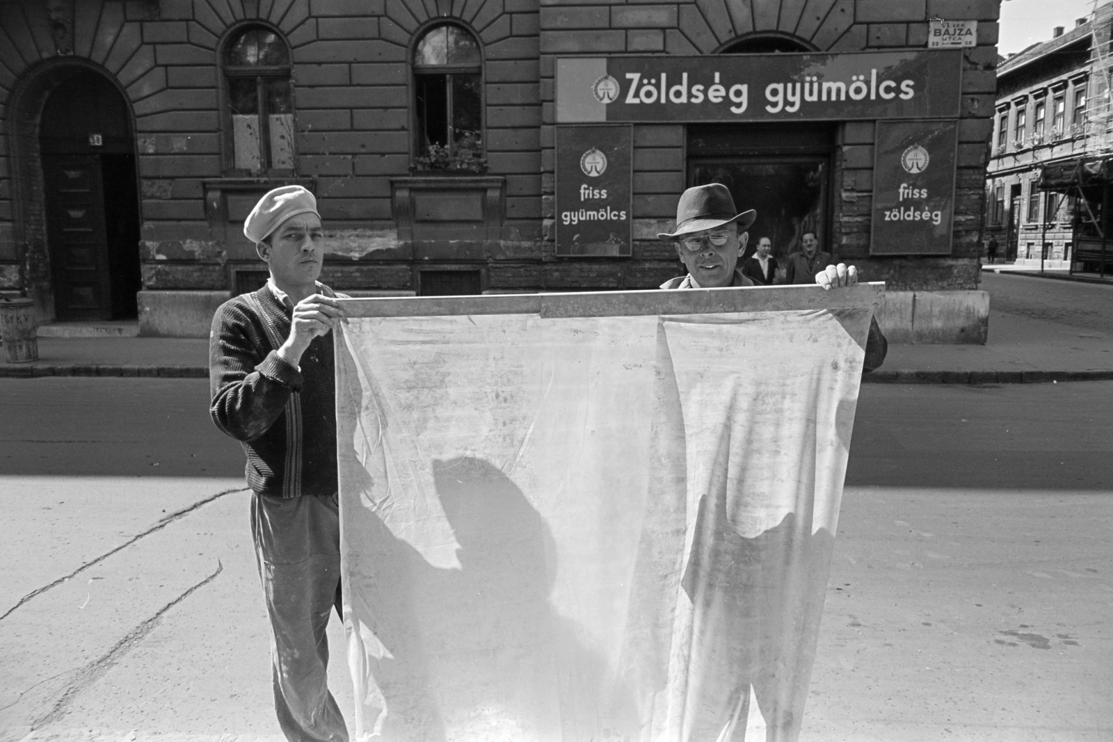 Magyarország, Budapest VI., Bajza utca, háttérben az 58-as számú ház a Szondi utca sarkán. A felvétel az Epreskert mellett készült., 1965, Artfókusz, Fábián József, Best of, Budapest, Fortepan #280061