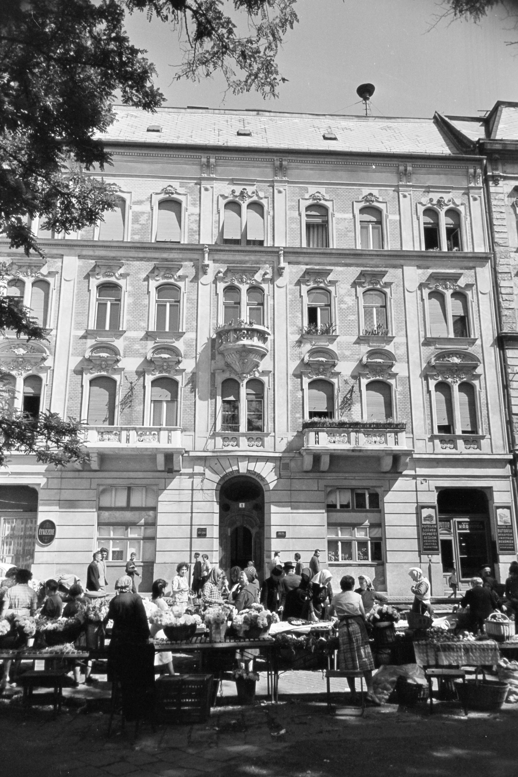 Magyarország, Budapest VII., Klauzál tér, piac, szemben a felújított 9. számú ház., 1965, Artfókusz, Fábián József, Budapest, Fortepan #280067