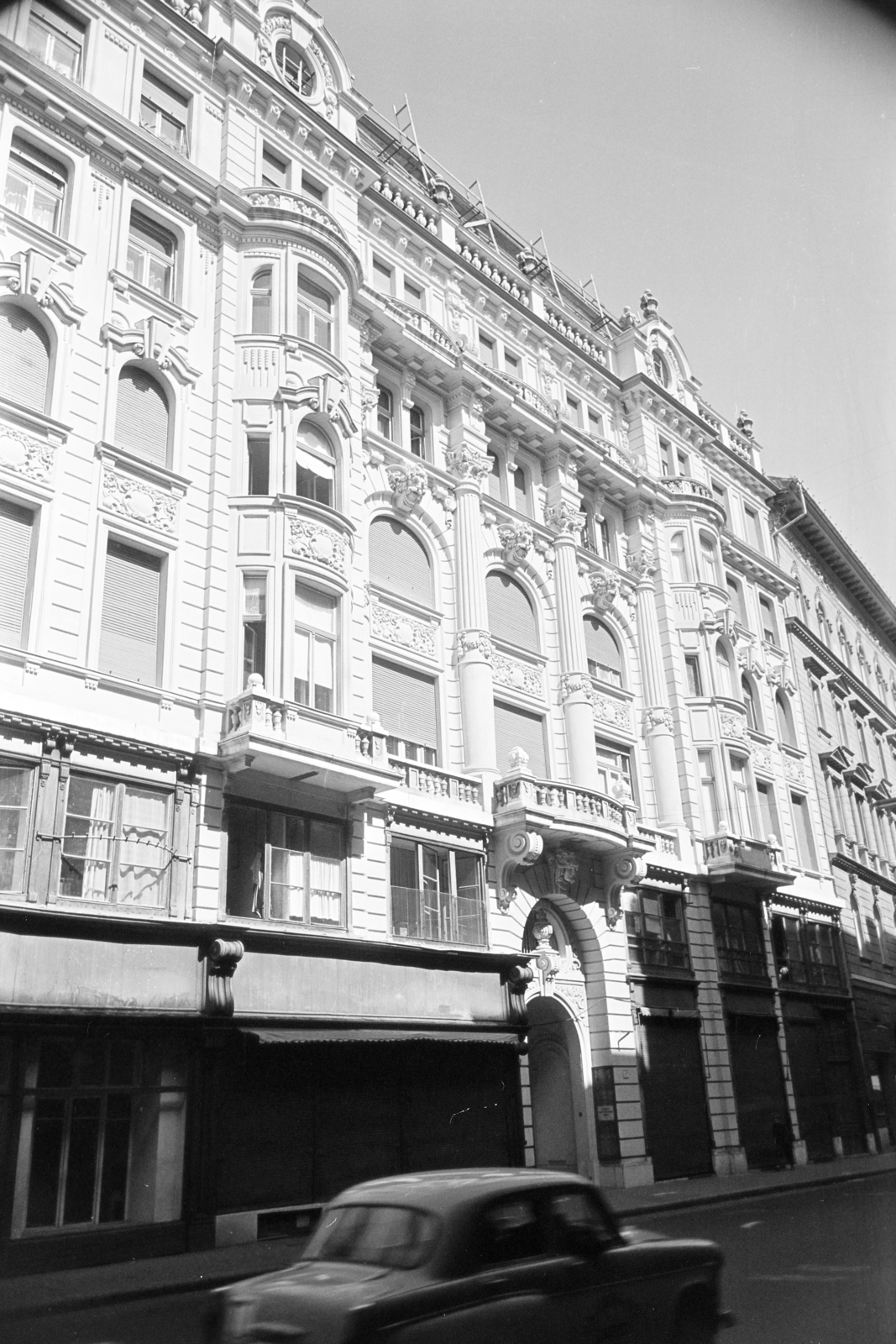 Magyarország, Budapest VII., Dohány utca, szemben a felújított 14-16-os számú ház., 1965, Artfókusz, Fábián József, Budapest, Fortepan #280070