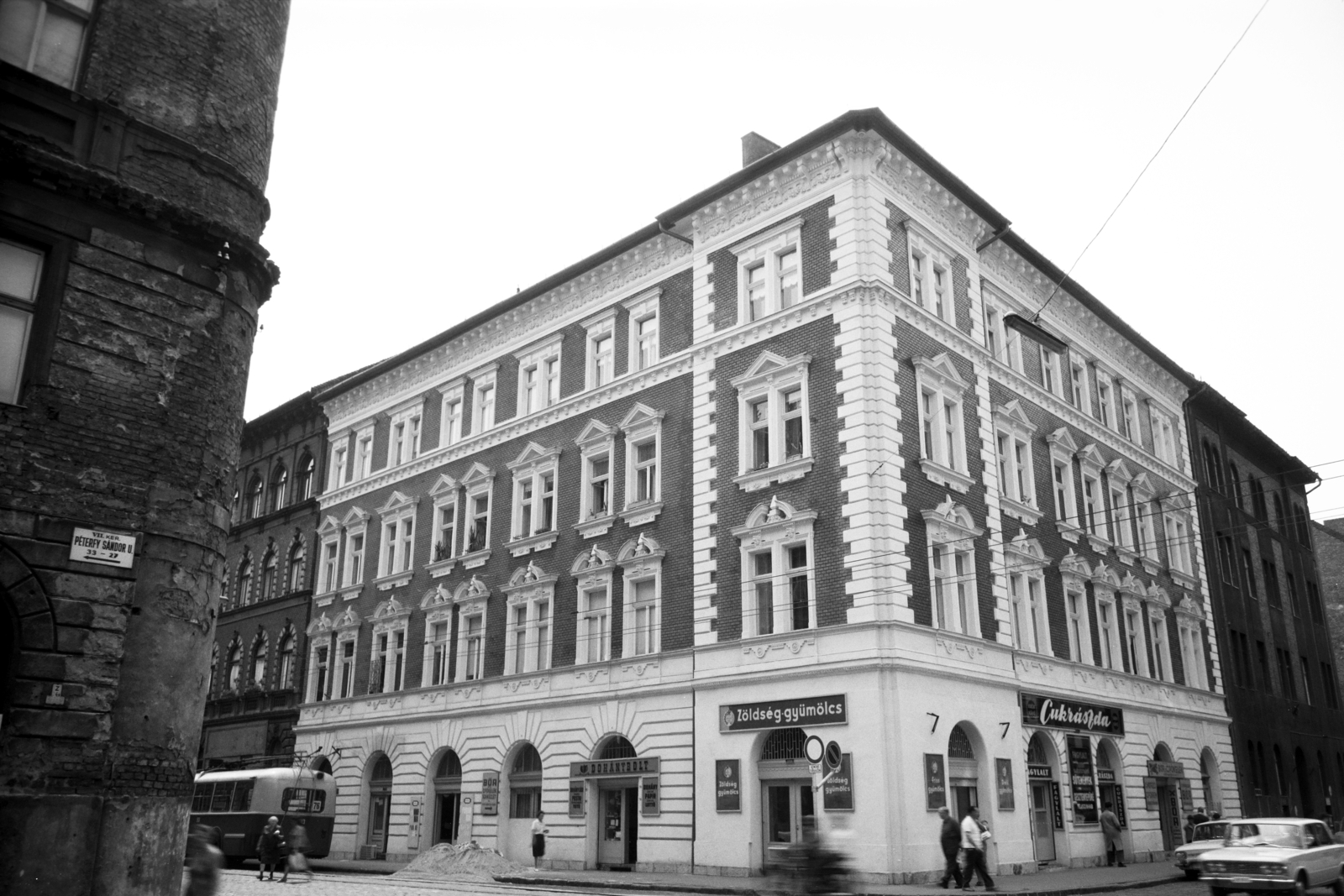Hungary, Budapest VII., Péterfy Sándor utca, szemben a felújított Bethlen Gábor utca 14. számú ház., 1972, Artfókusz, Budapest, Fortepan #280080