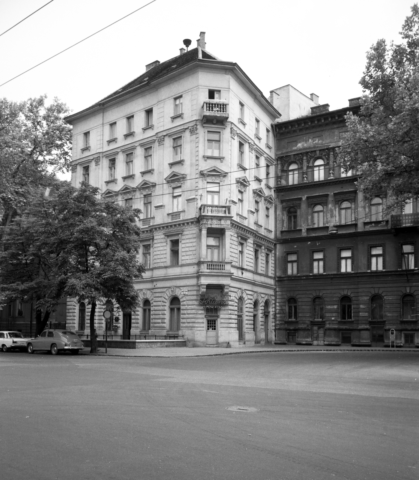 Hungary, Budapest VII., Lövölde tér, szemben a felújított 2/a számú ház, balra a Városligeti (Gorkij) fasor., 1972, Artfókusz, Budapest, Fortepan #280084