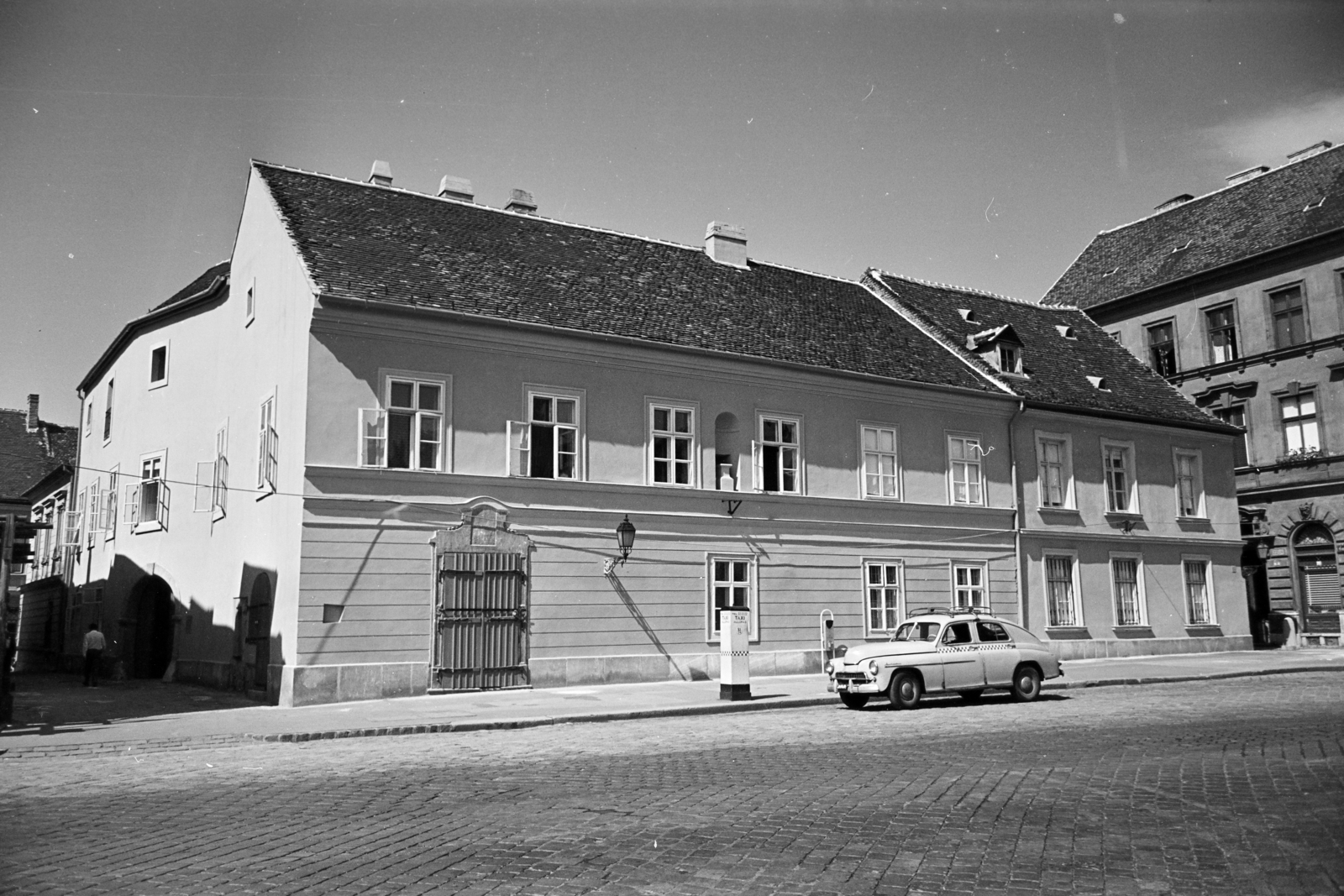 Hungary, Budapest I., Tárnok utca, taxiállomás a felújított 18-as számú ház előtt, jobbra a Balta köz., 1968, Artfókusz, Budapest, Fortepan #280085