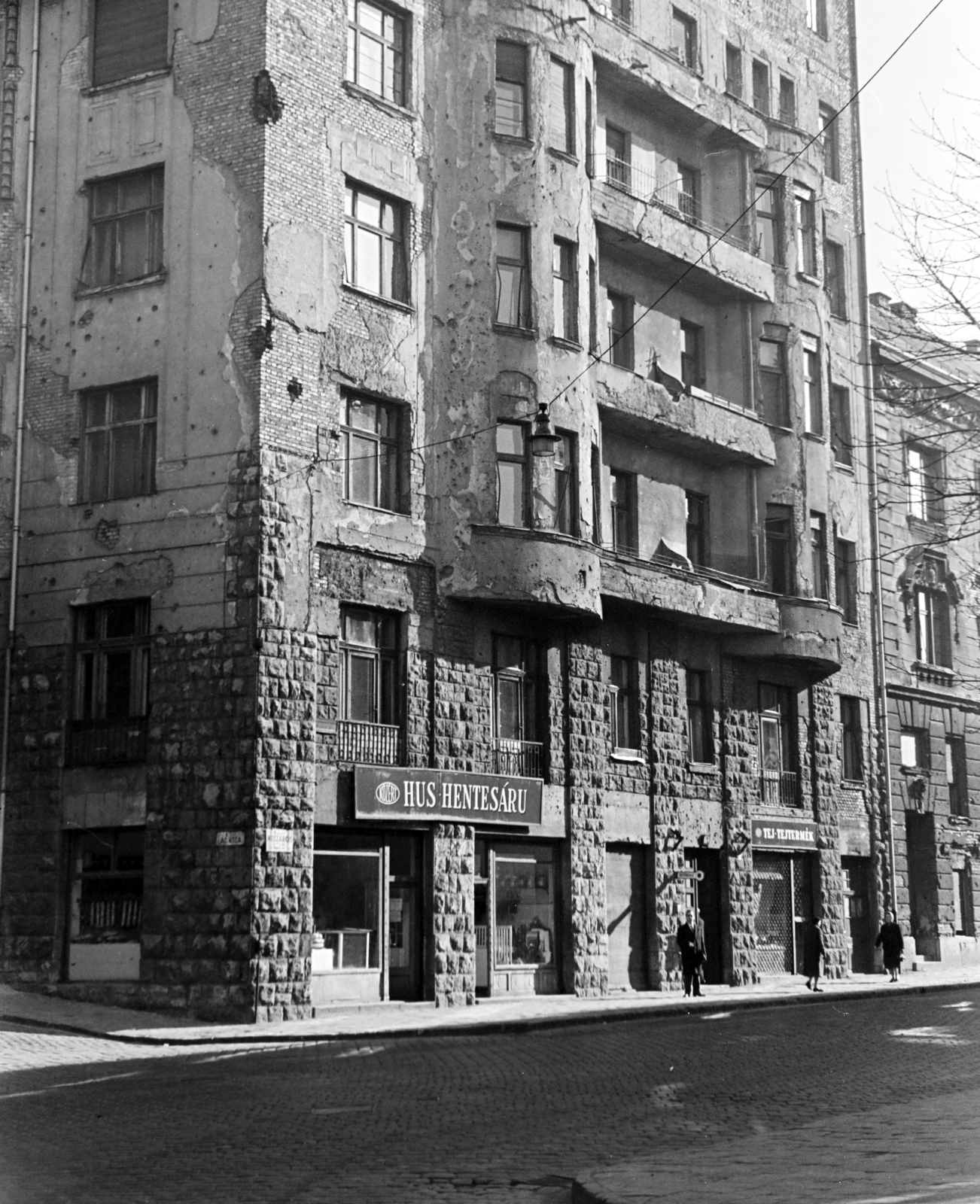 Magyarország, Budapest I., Mészáros utca, szemben a 12. számú ház, balra az Ág utca., 1960, Artfókusz, Fábián József, utcanévtábla, tejbolt, húsbolt, golyónyom, Budapest, Fortepan #280091